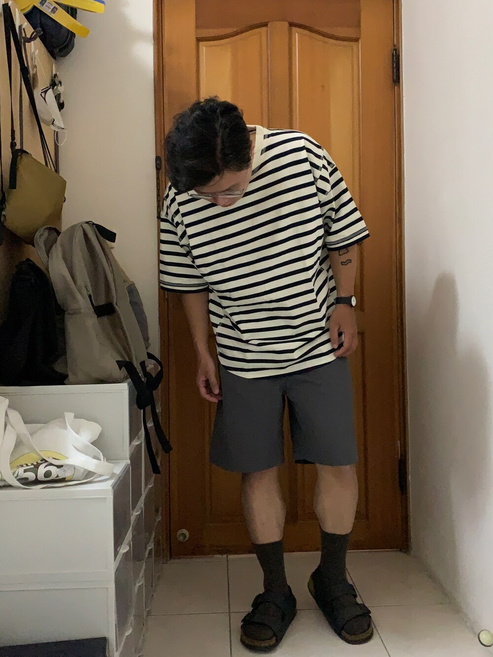 ホワイト系のTシャツ/カットソー、グレー系のカーゴパンツ、ブルー系のサンダルを着用したメンズの夏コーディネートの2枚目の写真