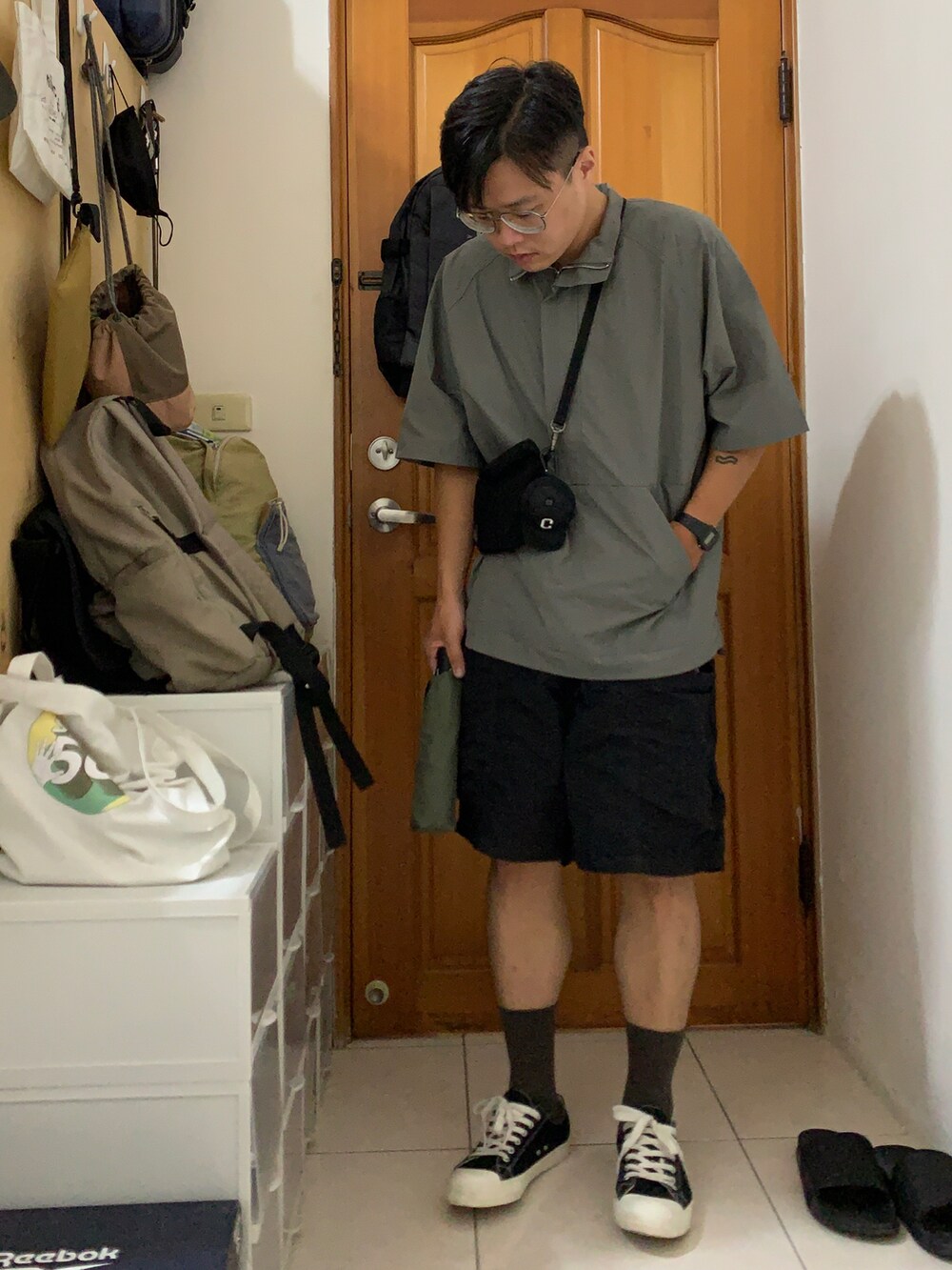 グレー系のシャツ/ブラウスを着用したメンズの夏コーディネートの2枚目の写真