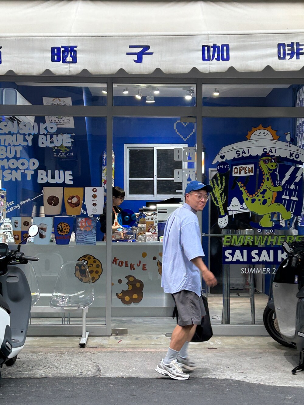 ブルー系のシャツ/ブラウス、グレー系のカーゴパンツ、ベージュ系のスニーカーを着用したメンズの秋コーディネートの2枚目の写真