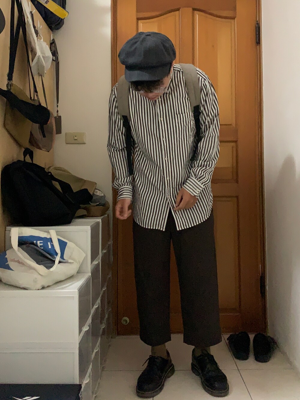 その他のシャツ/ブラウス、ブラウン系のチノパンツ、ブラック系のシューズを着用したメンズの春コーディネートの2枚目の写真