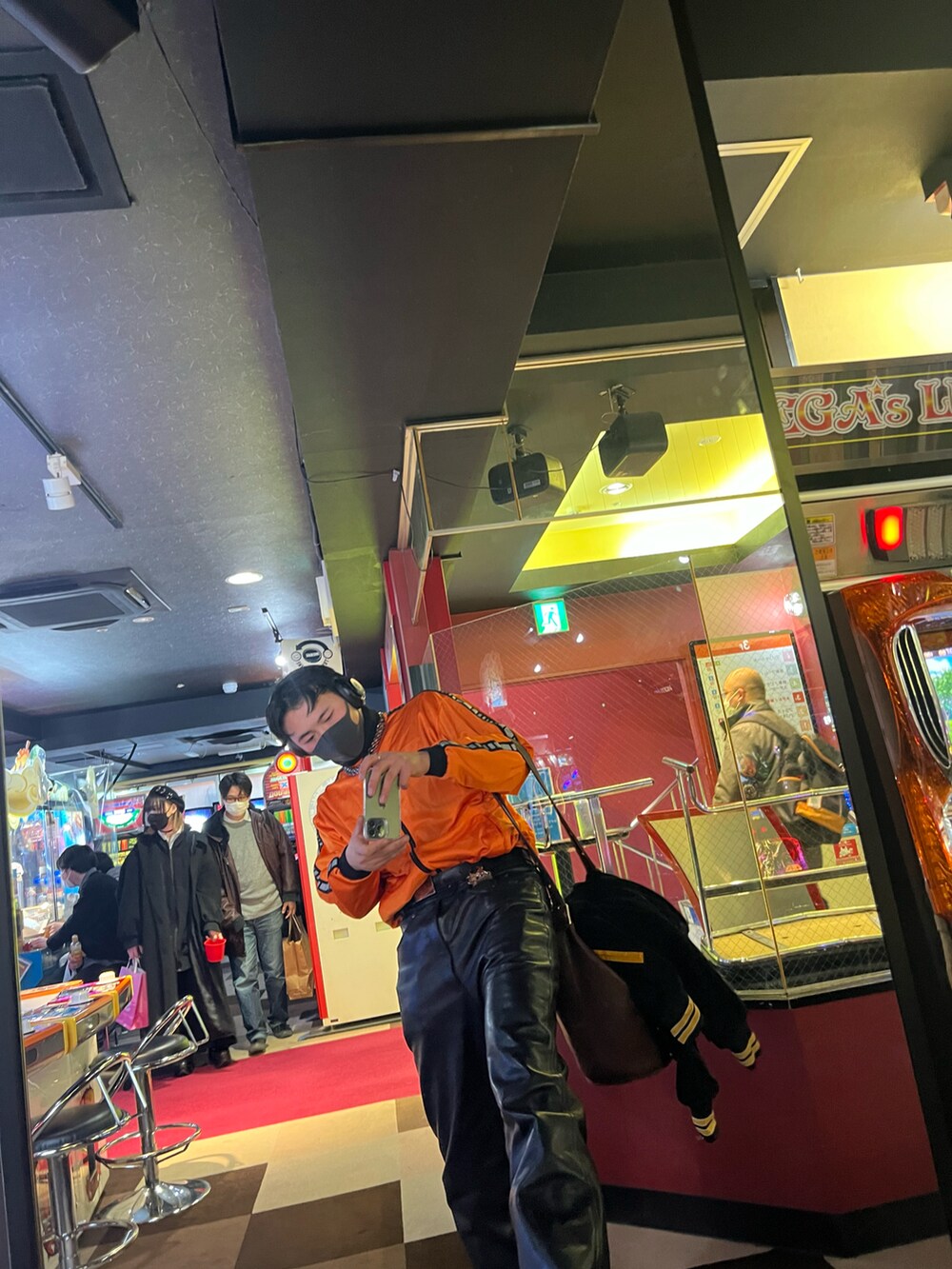 「はじめましてコーデ、春コーデ、おしゃれさんと繋がりたい、休日スタイル、休日コーデ、いいね、save、フォローお願いします🤑、ストリート、古着MIX、相互フォロー、黒、トラックジャケット、革パンツ、オレンジ、ゲームセンター、鉄拳」｜「Harley-Davidsonのアイテム（パンツ、ブラック系）」を使った、しげきさん（メンズ・179cm）の春コーディネートの3枚目の写真