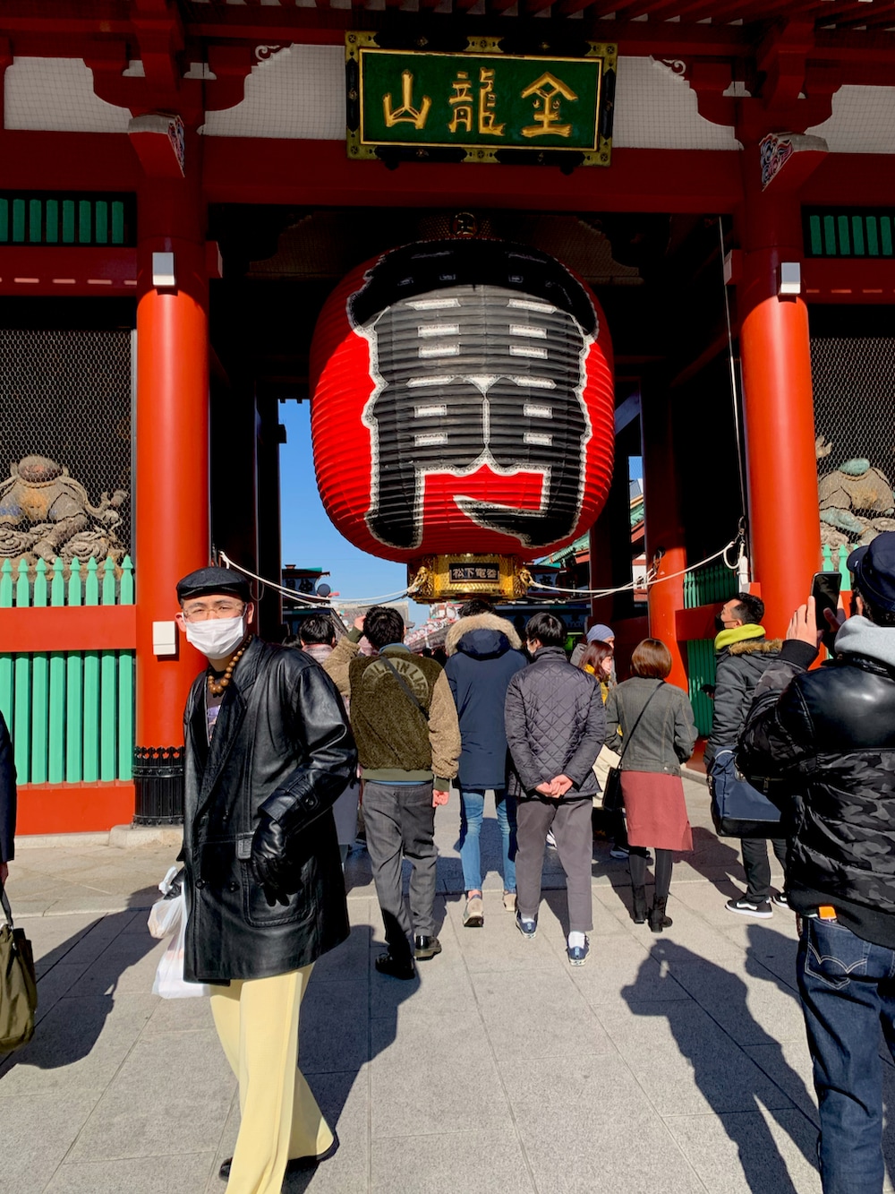 「ごきげんウィーク、休日スタイル、WEARセンバツ、春夏コーデ、カラーパンツ、革靴、フレアパンツ、お洒落さんとつながりたい、相互フォロー、ファッションの力を信じよう、黄色」｜「ビンテージ革コートのアイテム（チェスターコート、ブラック系）」を使った、しげきさん（メンズ・179cm）の春コーディネートの2枚目の写真