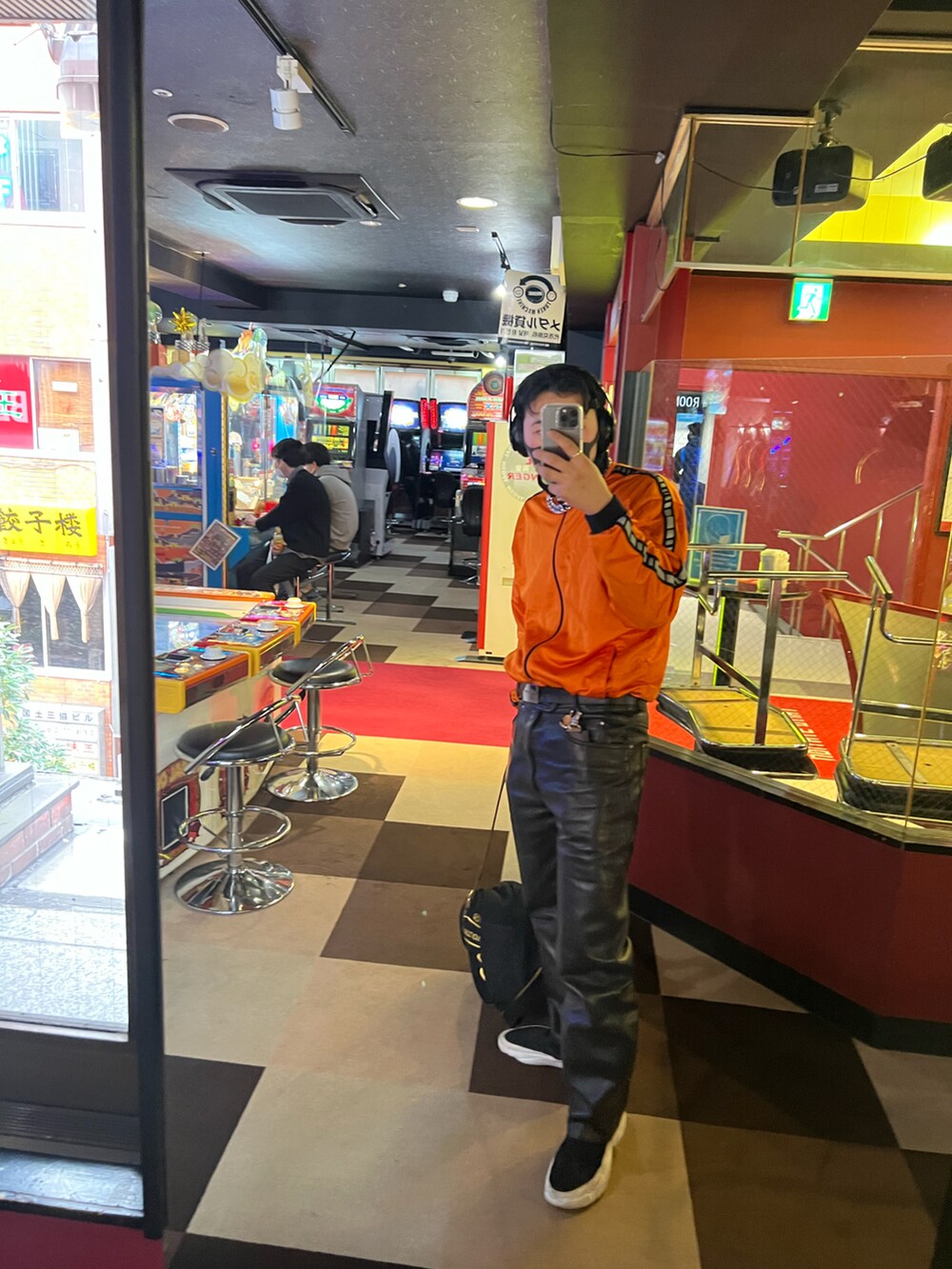「はじめましてコーデ、春コーデ、おしゃれさんと繋がりたい、休日スタイル、休日コーデ、いいね、save、フォローお願いします🤑、ストリート、古着MIX、相互フォロー、黒、トラックジャケット、革パンツ、オレンジ、ゲームセンター、鉄拳」｜「Harley-Davidsonのアイテム（パンツ、ブラック系）」を使った、しげきさん（メンズ・179cm）の春コーディネートの2枚目の写真