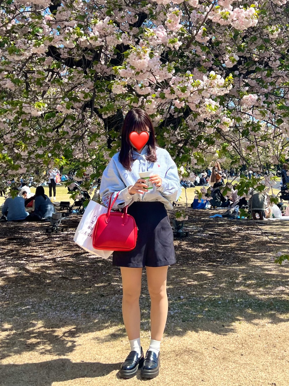 ブラック系のその他パンツ、レッド系のボストンバッグ、グリーン系のシャツ/ブラウスを着用したレディースの春コーディネートの2枚目の写真