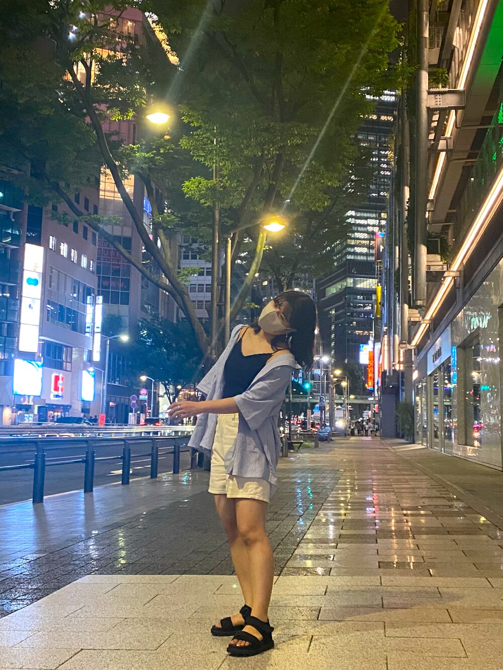 ブラック系のサンダル、ホワイト系のデニムパンツ、ブルー系のシャツ/ブラウスを着用したレディースの秋コーディネートの2枚目の写真