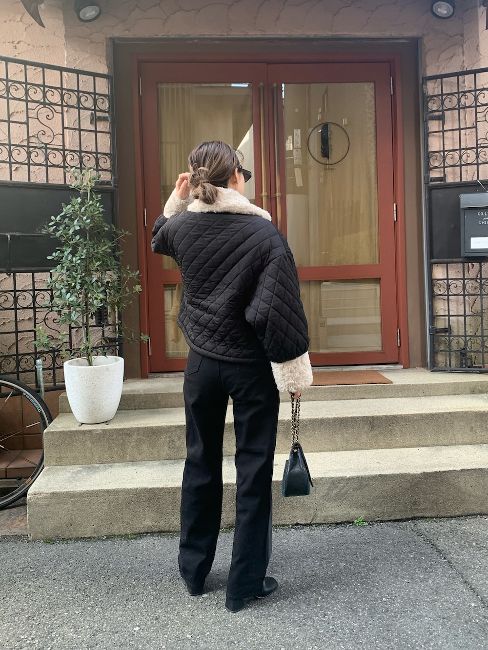 ブラック系のブーツ、ブラック系のデニムパンツ、ブラック系のジャケット/アウターを着用したレディースの冬コーディネートの2枚目の写真