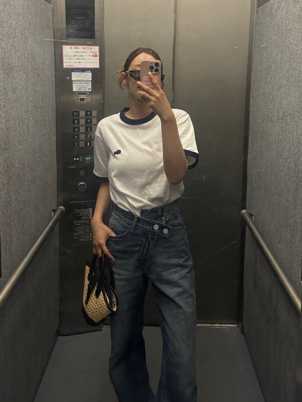 ブルー系のデニムパンツ、ホワイト系のTシャツ/カットソー、ブラック系のサンダルを着用したレディースの春コーディネートの2枚目の写真