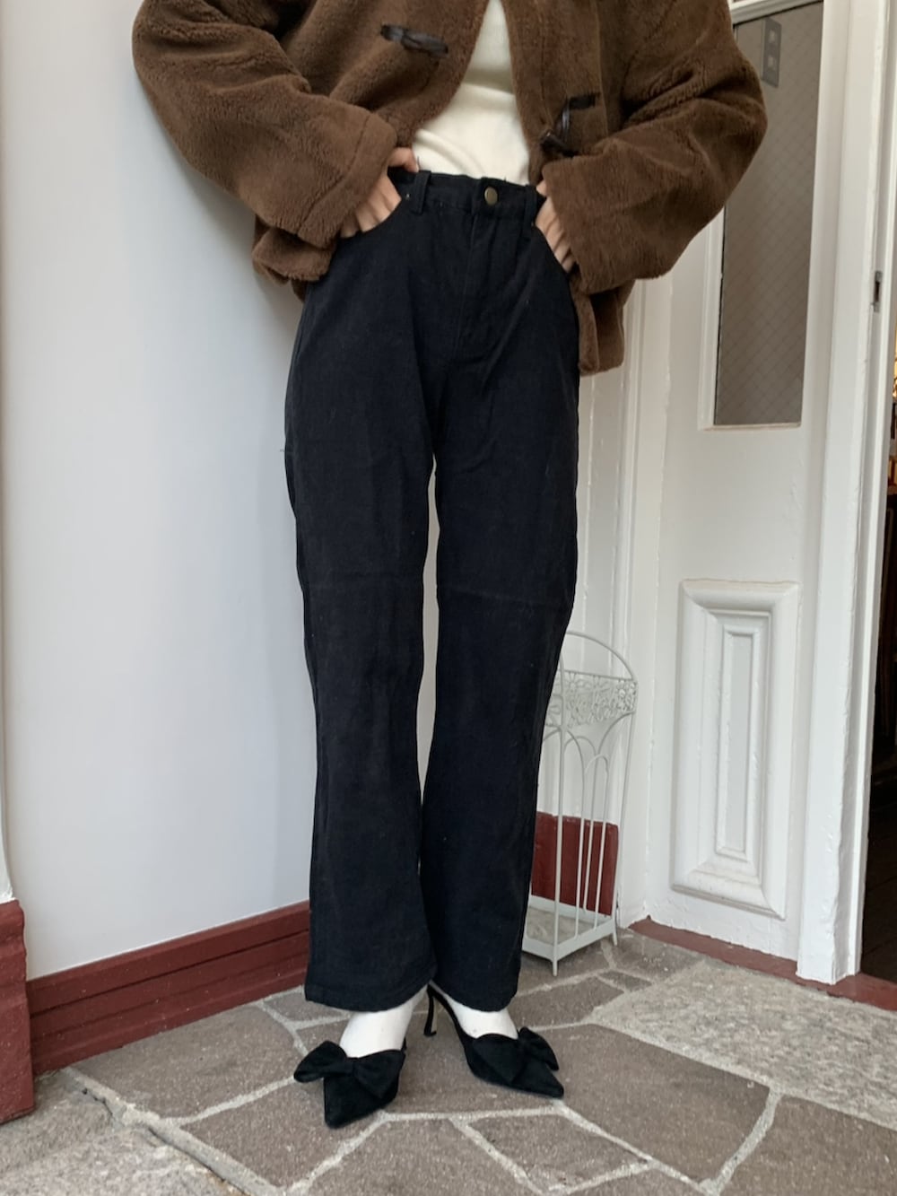 ブラック系のパンツ、ブラック系のサンダル、ブラウン系のダッフルコートを着用したレディースの秋コーディネートの3枚目の写真