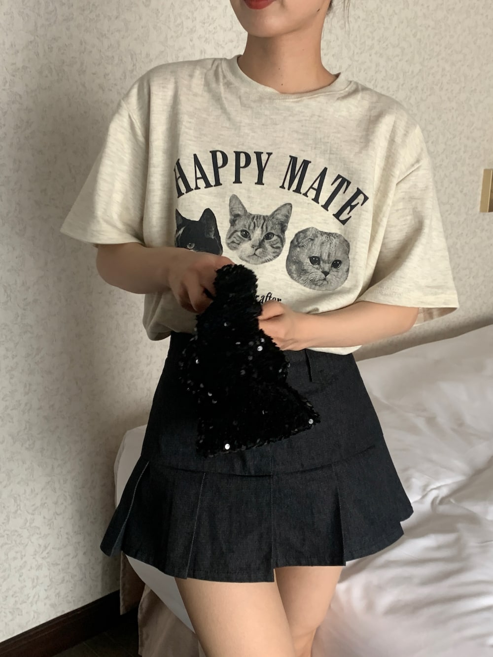「低身長コーデ、初夏コーデ、モノトーン、プリントT、ミニスカート、韓国ファッション、デニム、プチプラ、ミニバッグ」｜「nugu CANIEのアイテム（デニムスカート、ブラック系）」を使った、miwoさん（レディース・154cm）の春コーディネートの2枚目の写真