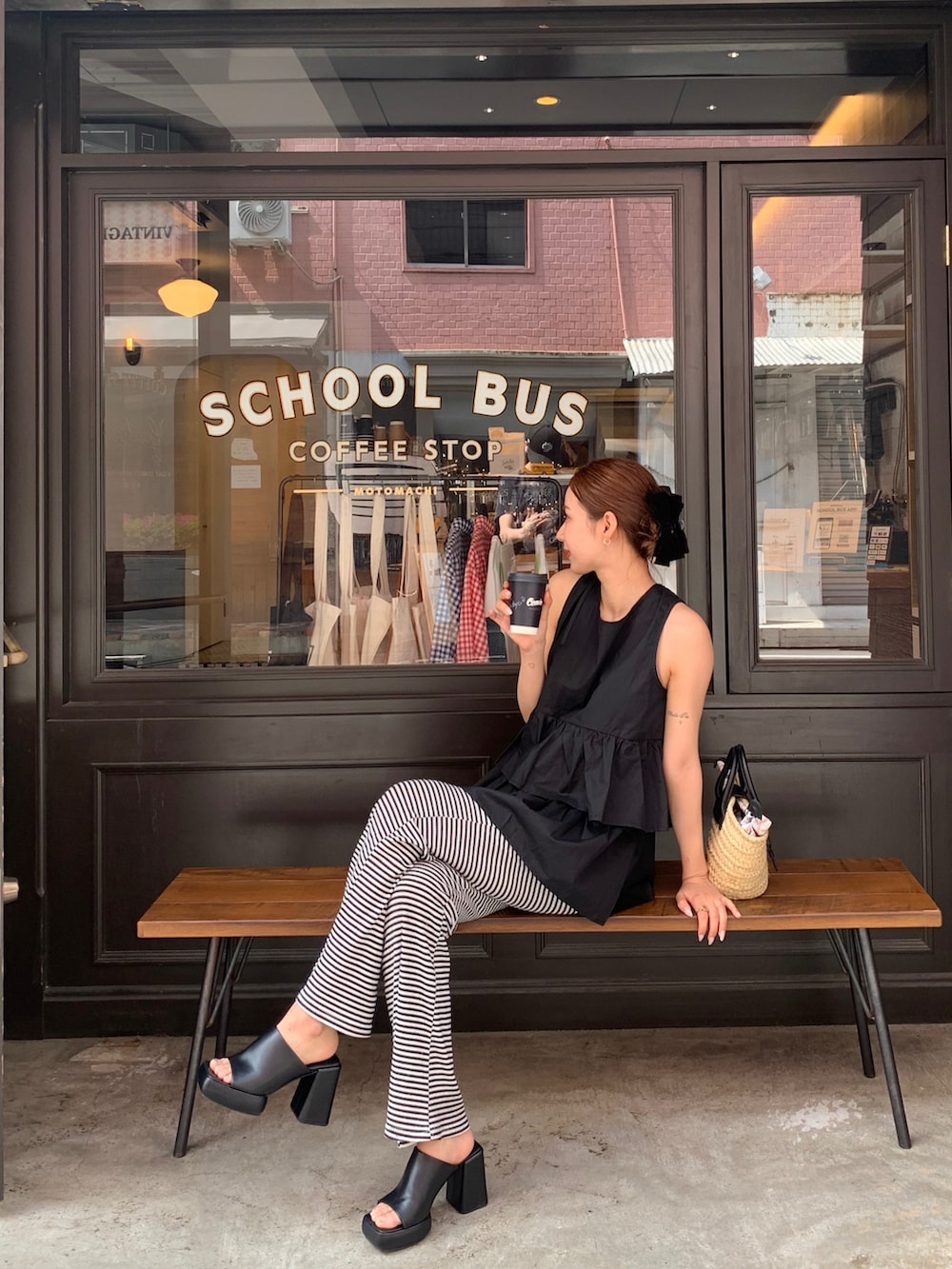 ブラック系のサンダル、ブラック系のトップス、ブラック系のパンツを着用したレディースの春コーディネートの2枚目の写真