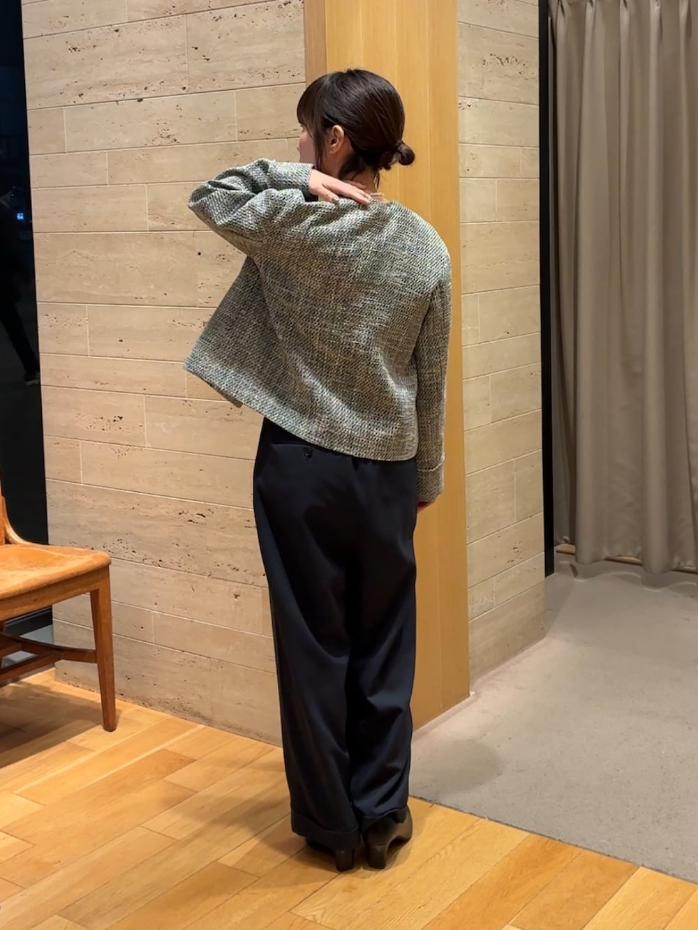 ブラック系のノーカラージャケット、ブルー系のその他パンツ、ブラック系のパンプスを着用したレディースの冬コーディネートの3枚目の写真