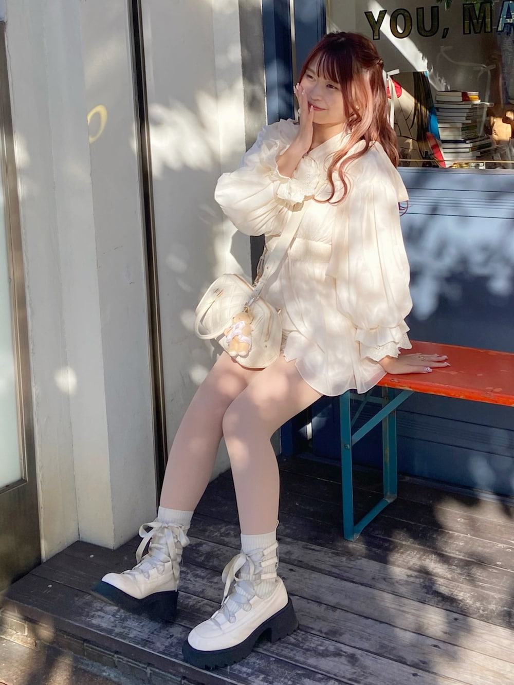 「レザー、ビスチェ、お出かけコーデ、秋コーデ、レイヤードスタイル、ブーツ、ガーリー、ガーリーコーデ、カフェ、カフェコーデ、デートコーデ、秋、秋服、低身長、低身長コーデ」｜「idemのlace up socks boots/リボン編み上げ厚底ブーツ（ブーツ、ホワイト系）」を使った、み ゃ ー ゆさん（骨格ウェーブ・レディース・155cm）の秋コーディネートの5枚目の写真