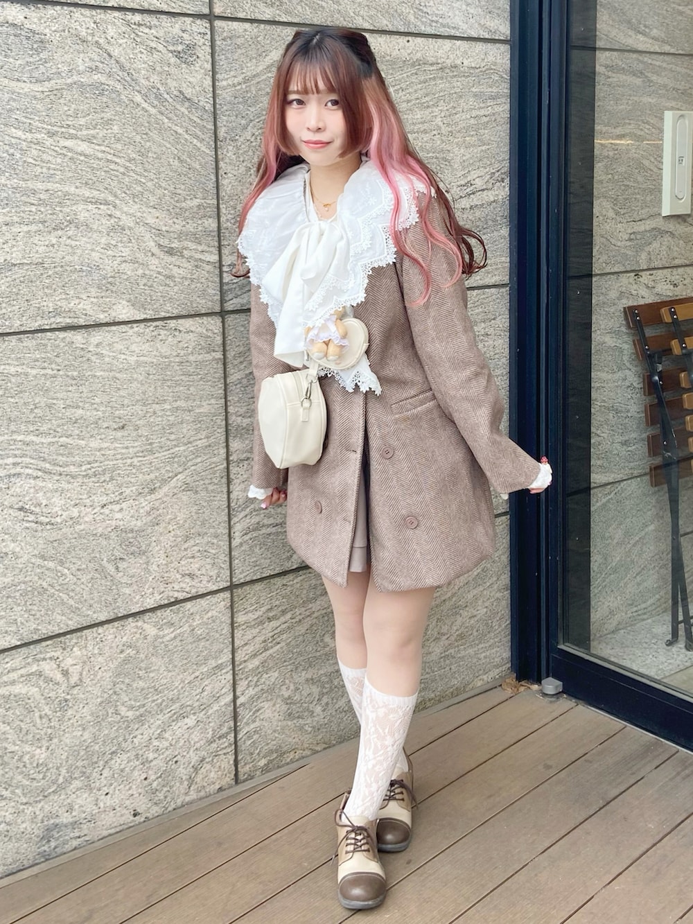 「ミニスカート、休日スタイル、ガーリー、ガーリーコーデ、カフェ、カフェコーデ、デート、デートコーデ、レトロ、レトロコーデ、フレンチガーリー、プチプラ、プチプラコーデ、冬、冬コーデ」|「MORE self LOVEのオーバーフリルジャケット(テーラードジャケット、ブラウン系)」を使った、み ゃ ー ゆさん(骨格ウェーブ・レディース・155cm)の冬コーディネートの3枚目の写真