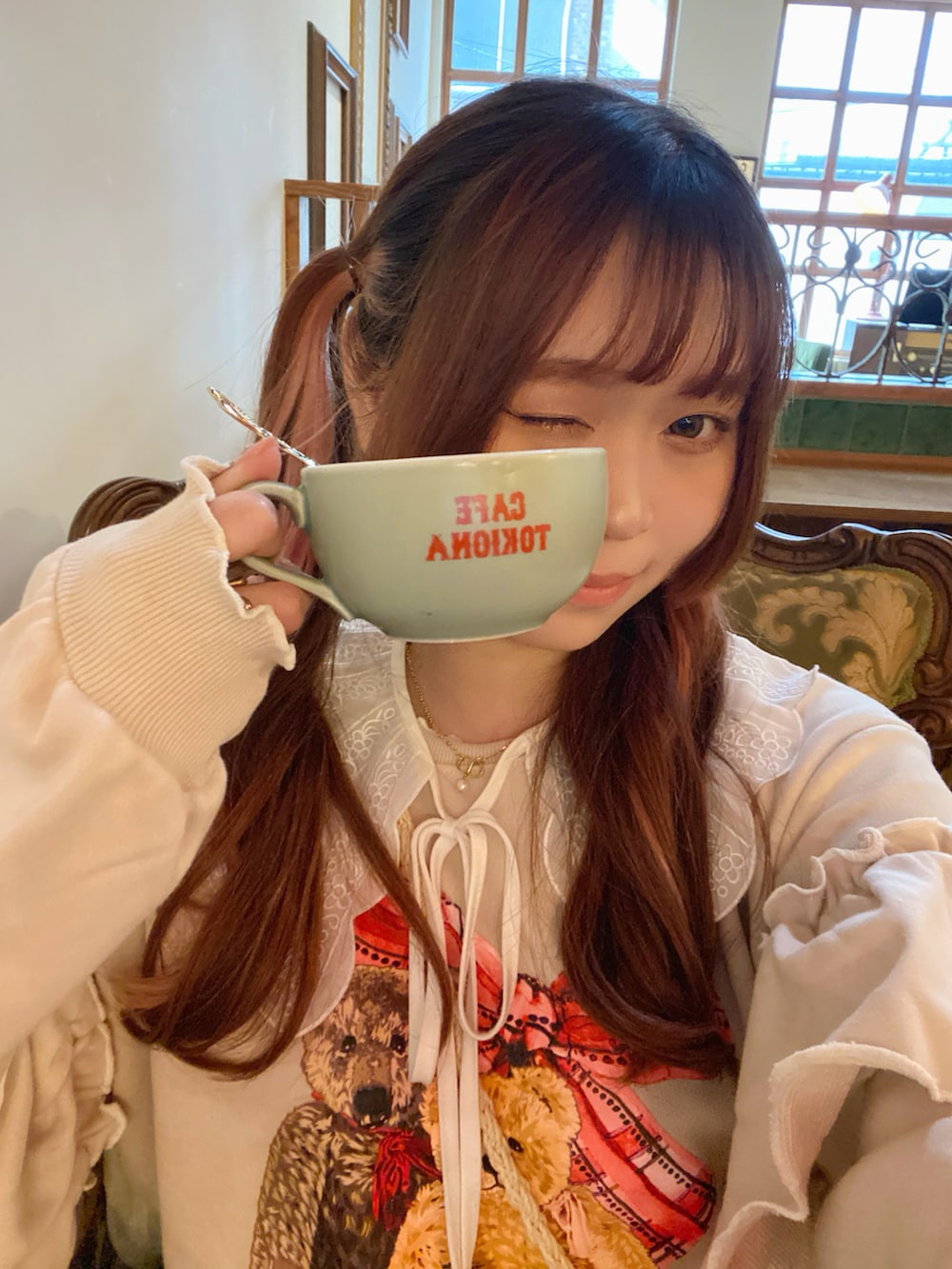 「春めき満開コーデ、淡色コーデ、韓国ファッション、休日スタイル、デートコーデ、お出かけコーデ、ショルダーバッグ、チェック、春、春コーデ、ガーリー、ガーリーコーデ、カフェ、カフェコーデ、レトロ」｜「idemのlace up socks boots/リボン編み上げ厚底ブーツ（ブーツ、ホワイト系）」を使った、み ゃ ー ゆさん（骨格ウェーブ・レディース・155cm）の春コーディネートの4枚目の写真