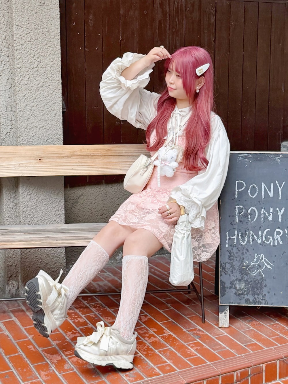 ホワイト系のスニーカー、ピンク系のワンピース/ドレス、ホワイト系のシャツ/ブラウスを着用したレディースの秋コーディネートの4枚目の写真