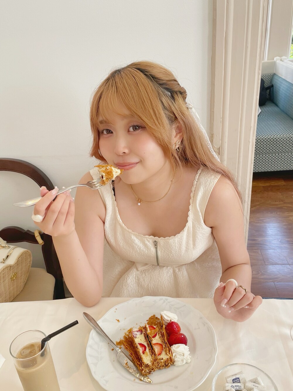 ホワイト系のサンダル、ホワイト系のワンピース、ベージュ系のショルダーバッグを着用したレディースの秋コーディネートの4枚目の写真