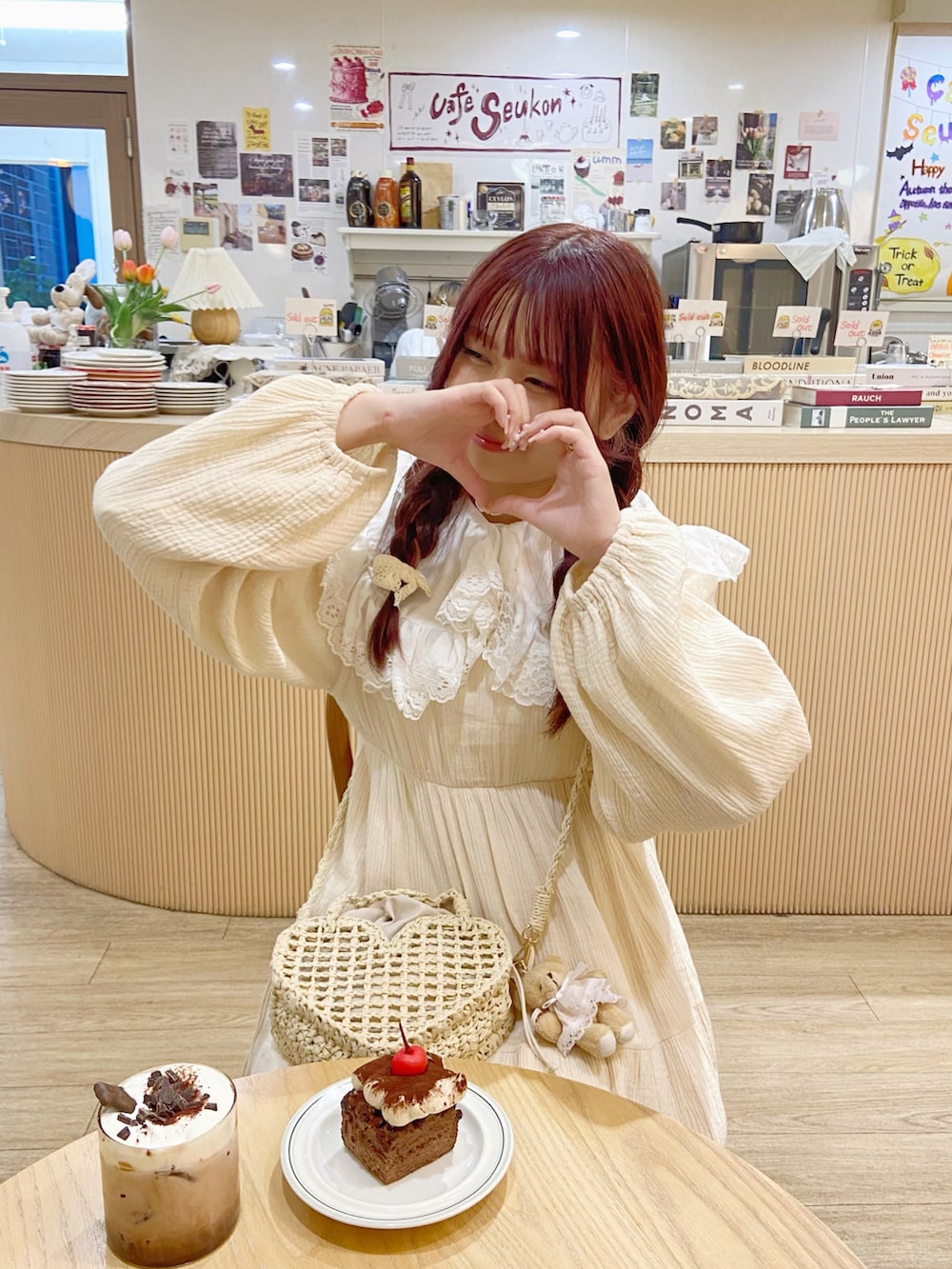 「古着MIX、デートコーデ、ショルダーバッグ、淡色コーデ、ブラウン、ガーリー、ガーリーコーデ、カフェ、カフェコーデ、低身長、低身長コーデ、低身長女子、秋、秋服、秋コーデ」｜「apres jourのシューズ（その他シューズ、ブラウン系）」を使った、み ゃ ー ゆさん（骨格ウェーブ・レディース・155cm）の秋コーディネートの4枚目の写真