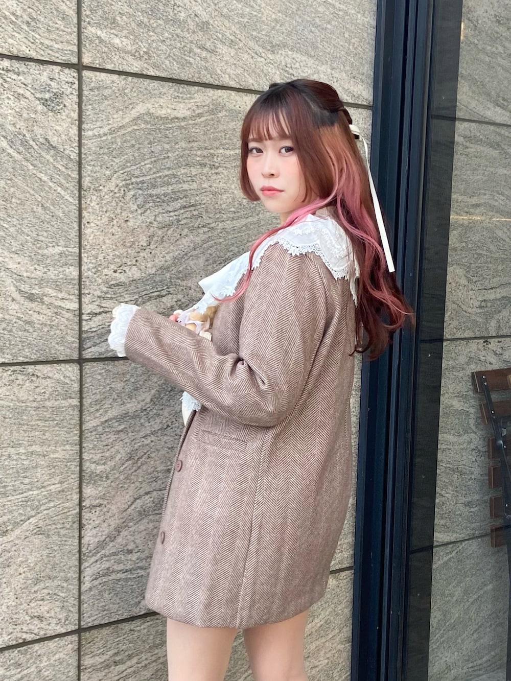 「ミニスカート、休日スタイル、ガーリー、ガーリーコーデ、カフェ、カフェコーデ、デート、デートコーデ、レトロ、レトロコーデ、フレンチガーリー、プチプラ、プチプラコーデ、冬、冬コーデ」|「MORE self LOVEのオーバーフリルジャケット(テーラードジャケット、ブラウン系)」を使った、み ゃ ー ゆさん(骨格ウェーブ・レディース・155cm)の冬コーディネートの4枚目の写真