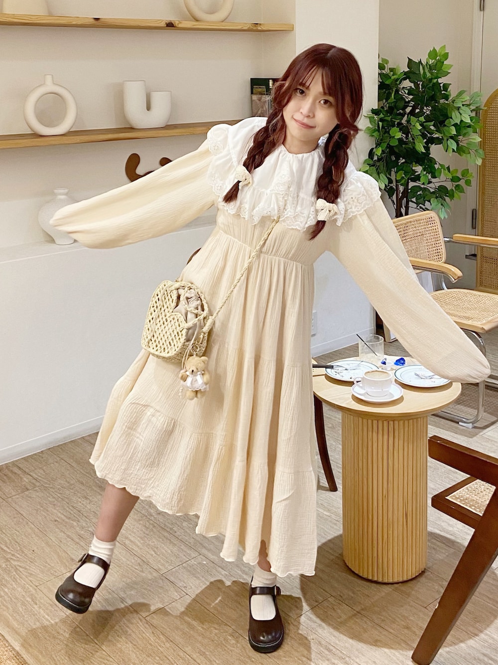 「古着MIX、デートコーデ、ショルダーバッグ、淡色コーデ、ブラウン、ガーリー、ガーリーコーデ、カフェ、カフェコーデ、低身長、低身長コーデ、低身長女子、秋、秋服、秋コーデ」｜「apres jourのシューズ（その他シューズ、ブラウン系）」を使った、み ゃ ー ゆさん（骨格ウェーブ・レディース・155cm）の秋コーディネートの2枚目の写真