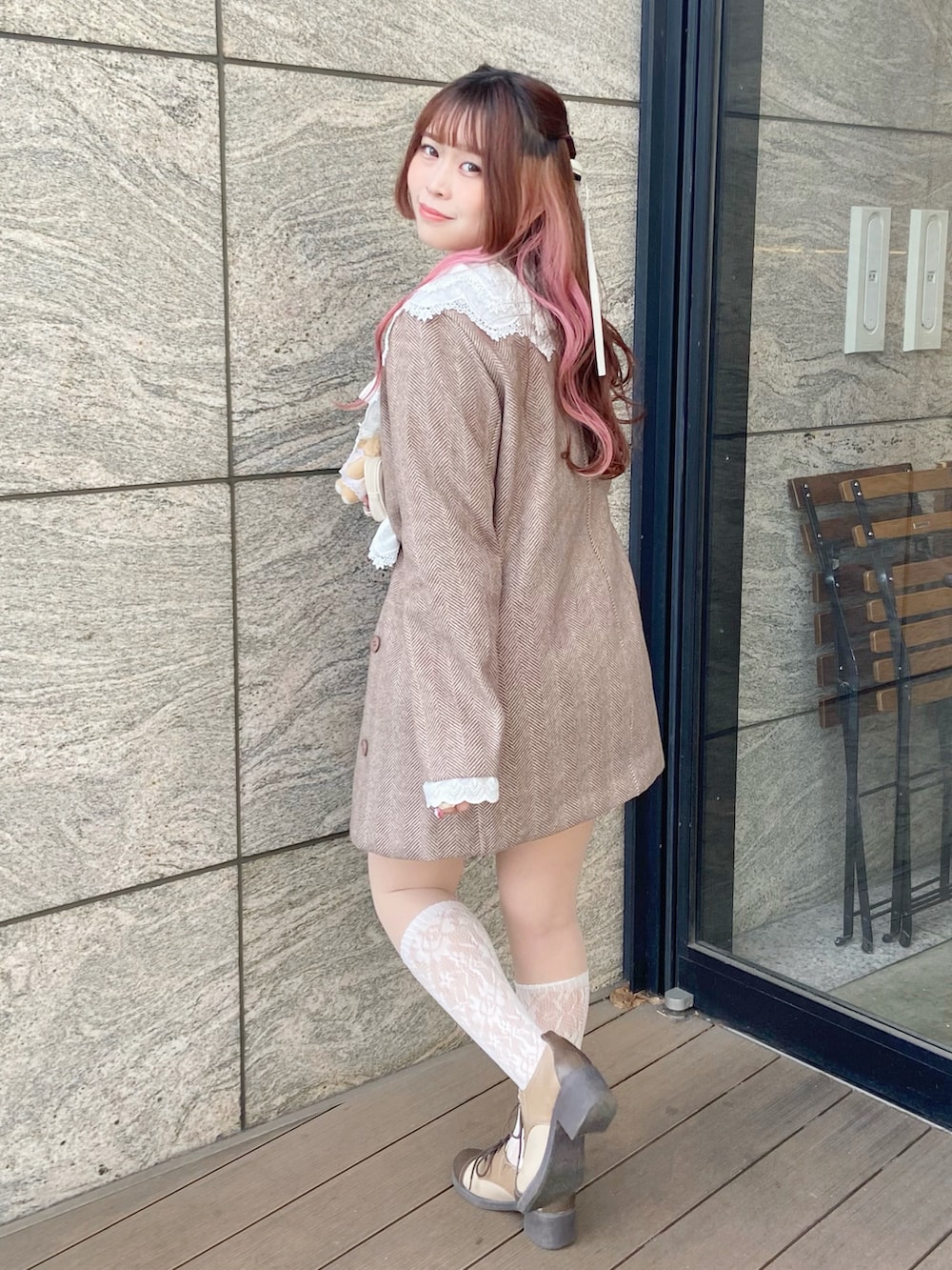 「ミニスカート、休日スタイル、ガーリー、ガーリーコーデ、カフェ、カフェコーデ、デート、デートコーデ、レトロ、レトロコーデ、フレンチガーリー、プチプラ、プチプラコーデ、冬、冬コーデ」|「MORE self LOVEのオーバーフリルジャケット(テーラードジャケット、ブラウン系)」を使った、み ゃ ー ゆさん(骨格ウェーブ・レディース・155cm)の冬コーディネートの2枚目の写真