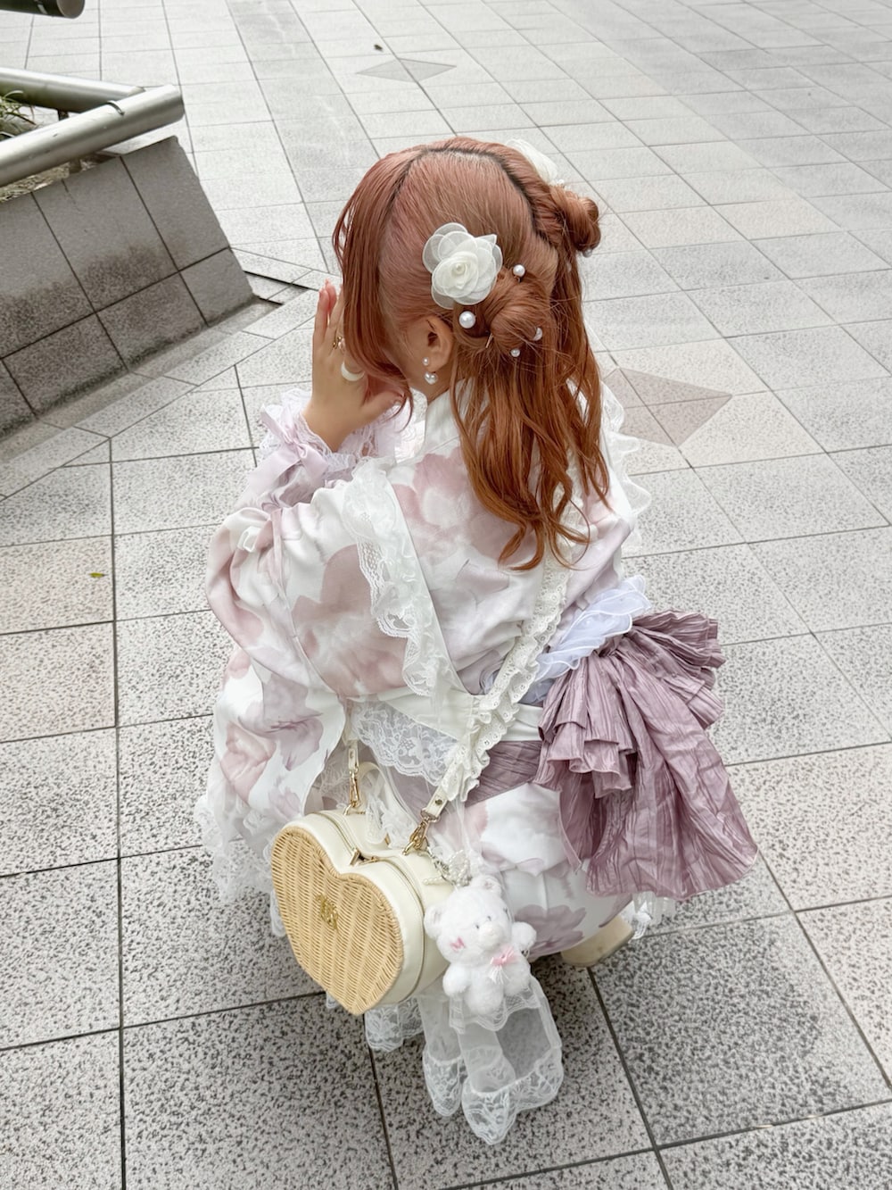 ホワイト系のサンダル、ホワイト系のシャツ/ブラウス、ベージュ系のショルダーバッグを着用したレディースの秋コーディネートの3枚目の写真