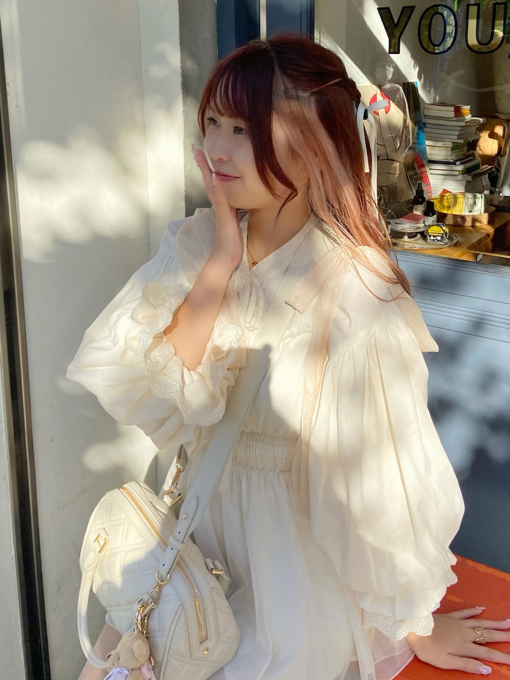 「レザー、ビスチェ、お出かけコーデ、秋コーデ、レイヤードスタイル、ブーツ、ガーリー、ガーリーコーデ、カフェ、カフェコーデ、デートコーデ、秋、秋服、低身長、低身長コーデ」｜「idemのlace up socks boots/リボン編み上げ厚底ブーツ（ブーツ、ホワイト系）」を使った、み ゃ ー ゆさん（骨格ウェーブ・レディース・155cm）の秋コーディネートの4枚目の写真