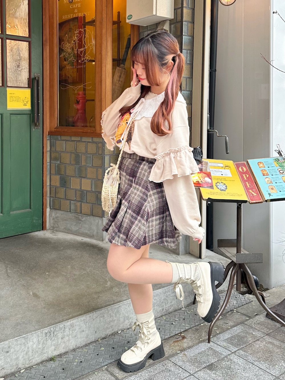「春めき満開コーデ、淡色コーデ、韓国ファッション、休日スタイル、デートコーデ、お出かけコーデ、ショルダーバッグ、チェック、春、春コーデ、ガーリー、ガーリーコーデ、カフェ、カフェコーデ、レトロ」｜「idemのlace up socks boots/リボン編み上げ厚底ブーツ（ブーツ、ホワイト系）」を使った、み ゃ ー ゆさん（骨格ウェーブ・レディース・155cm）の春コーディネートの2枚目の写真