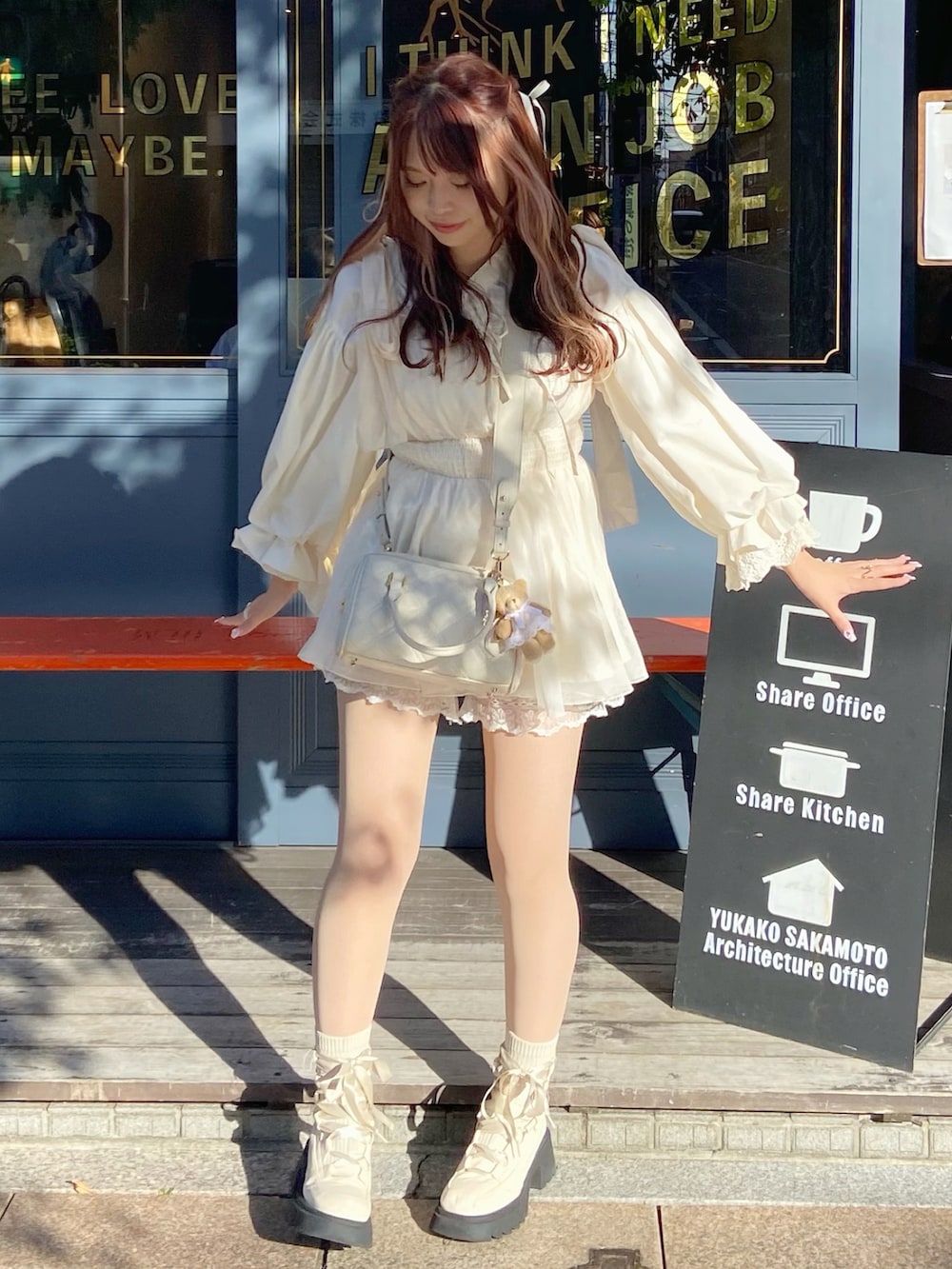 「レザー、ビスチェ、お出かけコーデ、秋コーデ、レイヤードスタイル、ブーツ、ガーリー、ガーリーコーデ、カフェ、カフェコーデ、デートコーデ、秋、秋服、低身長、低身長コーデ」｜「idemのlace up socks boots/リボン編み上げ厚底ブーツ（ブーツ、ホワイト系）」を使った、み ゃ ー ゆさん（骨格ウェーブ・レディース・155cm）の秋コーディネートの2枚目の写真