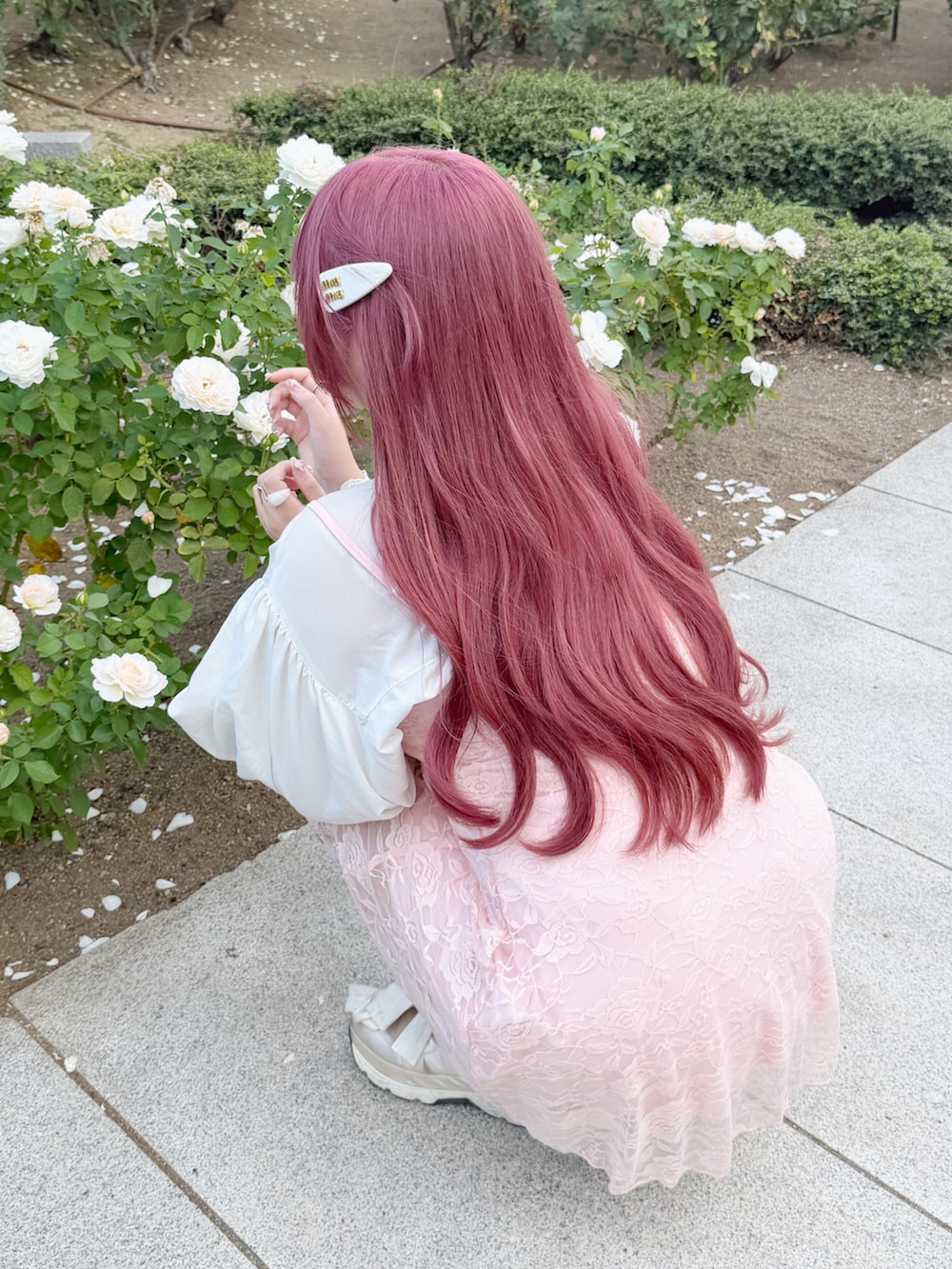 ホワイト系のスニーカー、ピンク系のワンピース/ドレス、ホワイト系のシャツ/ブラウスを着用したレディースの秋コーディネートの2枚目の写真
