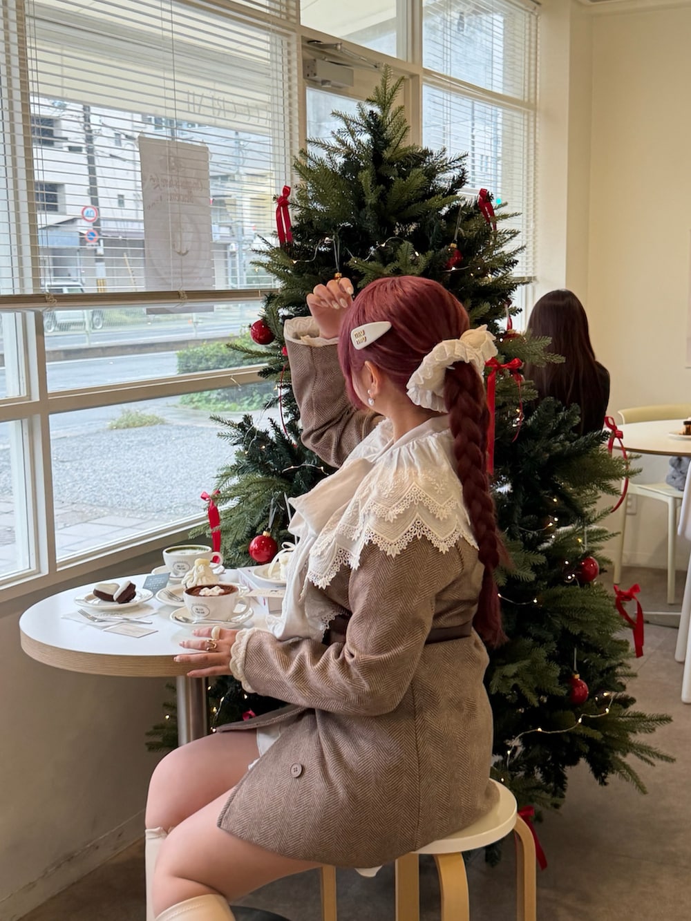 ホワイト系のシャツ/ブラウス、ベージュ系のブーツ、ベージュ系のハンドバッグを着用したレディースの秋コーディネートの2枚目の写真