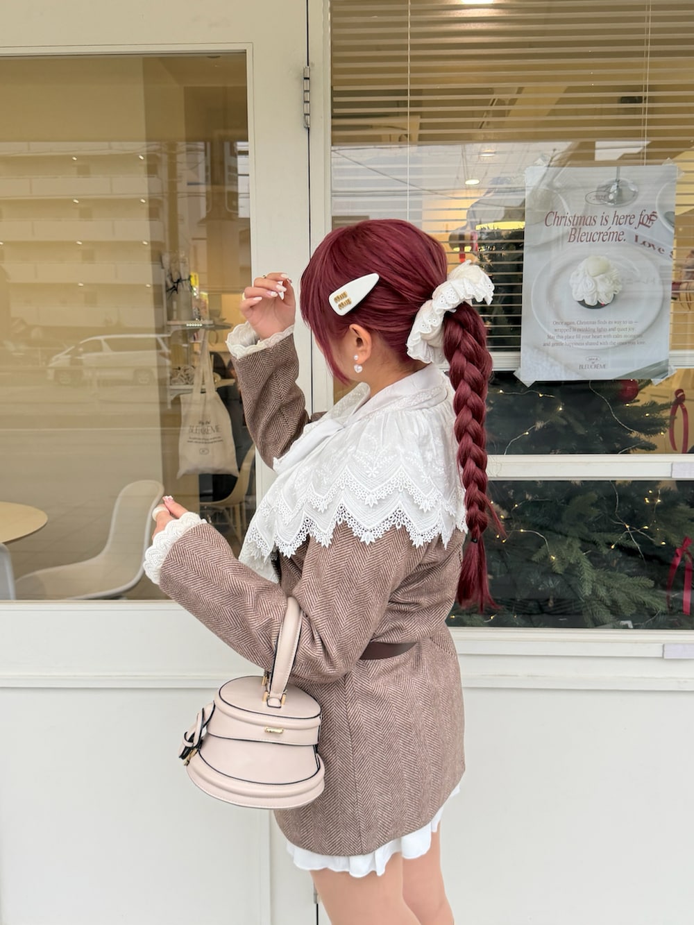 ホワイト系のシャツ/ブラウス、ベージュ系のブーツ、ベージュ系のハンドバッグを着用したレディースの秋コーディネートの3枚目の写真