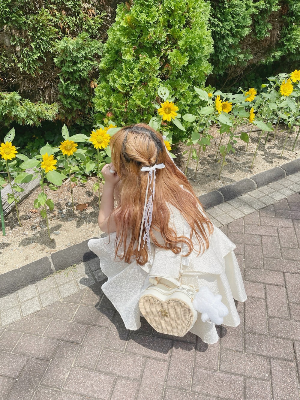 ホワイト系のサンダル、ホワイト系のワンピース、ベージュ系のショルダーバッグを着用したレディースの秋コーディネートの5枚目の写真