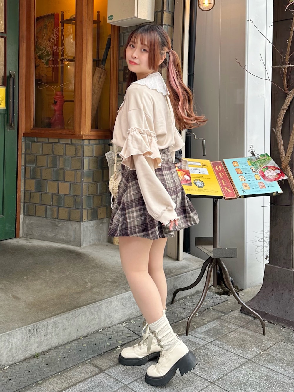 「春めき満開コーデ、淡色コーデ、韓国ファッション、休日スタイル、デートコーデ、お出かけコーデ、ショルダーバッグ、チェック、春、春コーデ、ガーリー、ガーリーコーデ、カフェ、カフェコーデ、レトロ」｜「idemのlace up socks boots/リボン編み上げ厚底ブーツ（ブーツ、ホワイト系）」を使った、み ゃ ー ゆさん（骨格ウェーブ・レディース・155cm）の春コーディネートの3枚目の写真