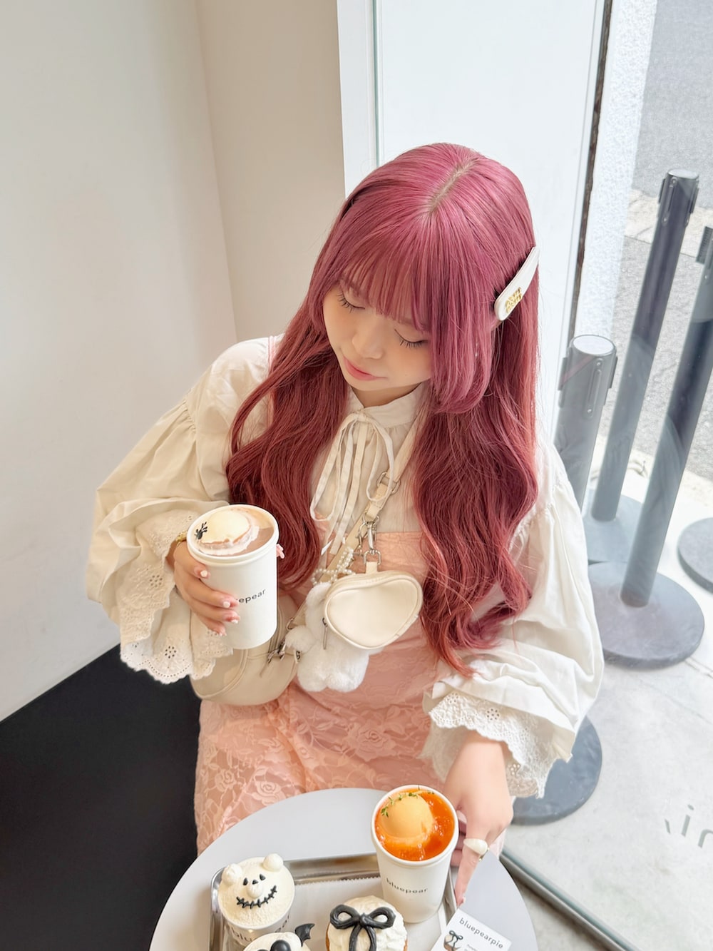 ホワイト系のスニーカー、ピンク系のワンピース/ドレス、ホワイト系のシャツ/ブラウスを着用したレディースの秋コーディネートの5枚目の写真
