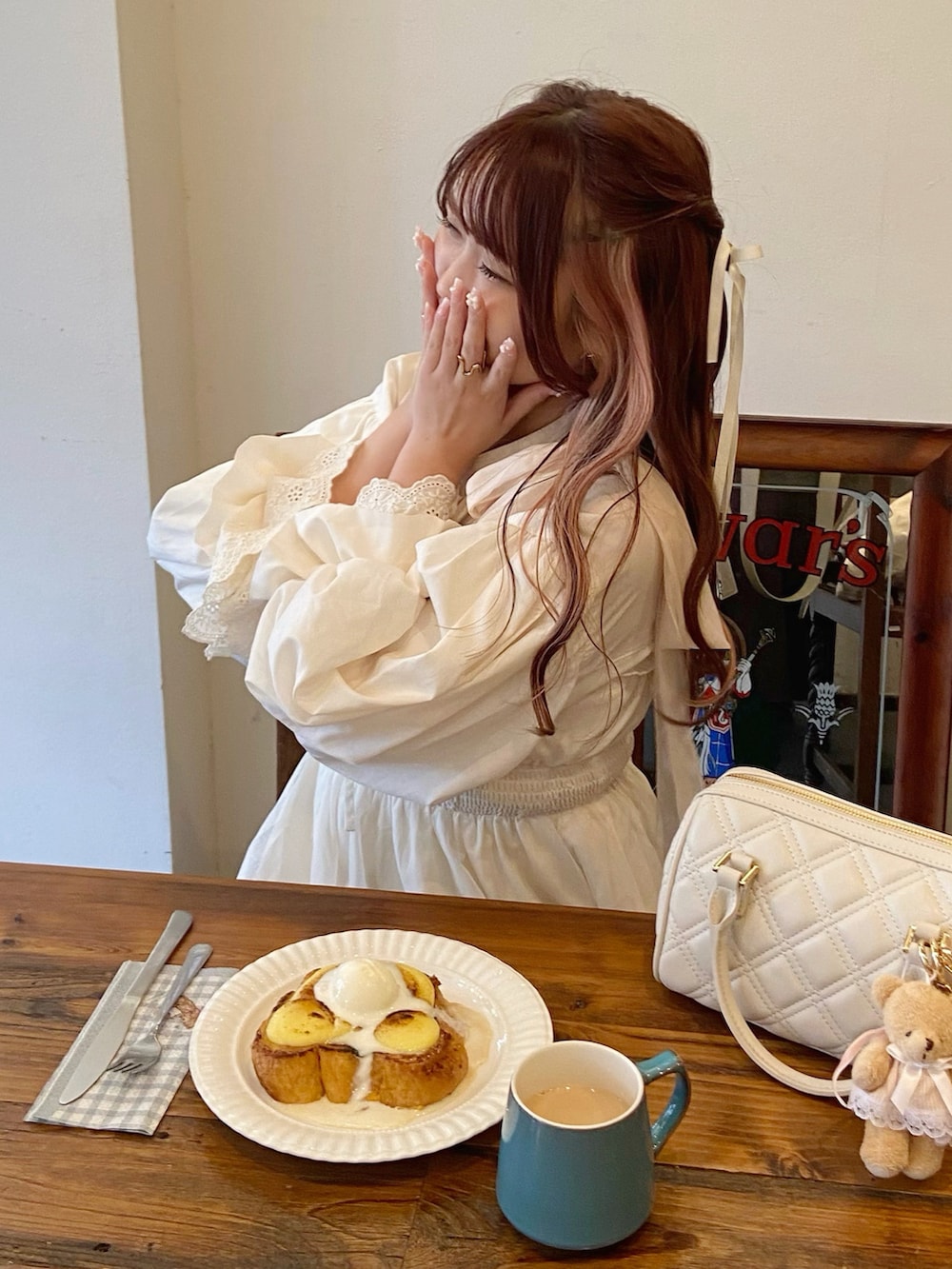 「レザー、ビスチェ、お出かけコーデ、秋コーデ、レイヤードスタイル、ブーツ、ガーリー、ガーリーコーデ、カフェ、カフェコーデ、デートコーデ、秋、秋服、低身長、低身長コーデ」｜「idemのlace up socks boots/リボン編み上げ厚底ブーツ（ブーツ、ホワイト系）」を使った、み ゃ ー ゆさん（骨格ウェーブ・レディース・155cm）の秋コーディネートの3枚目の写真