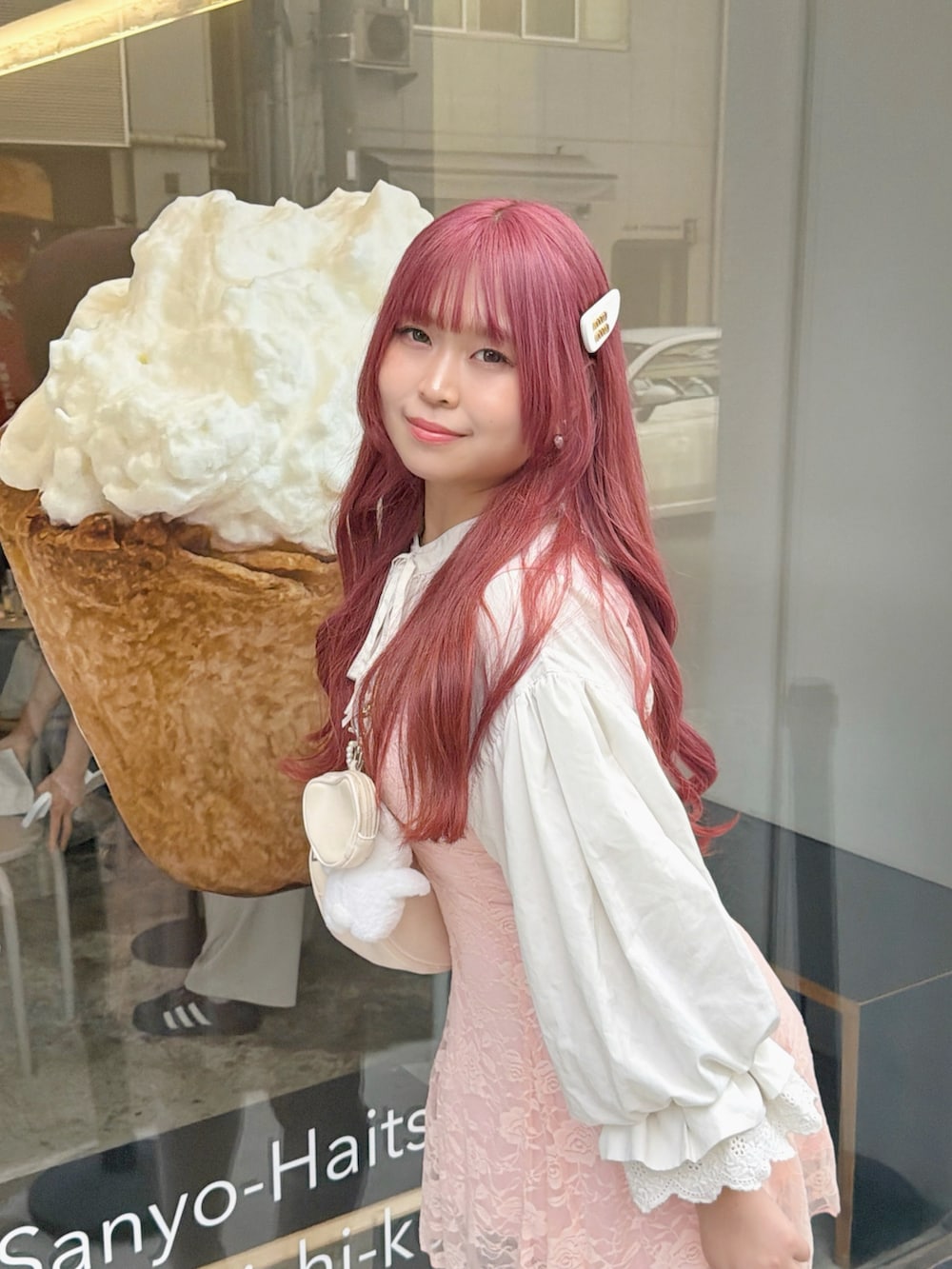 ホワイト系のスニーカー、ピンク系のワンピース/ドレス、ホワイト系のシャツ/ブラウスを着用したレディースの秋コーディネートの3枚目の写真
