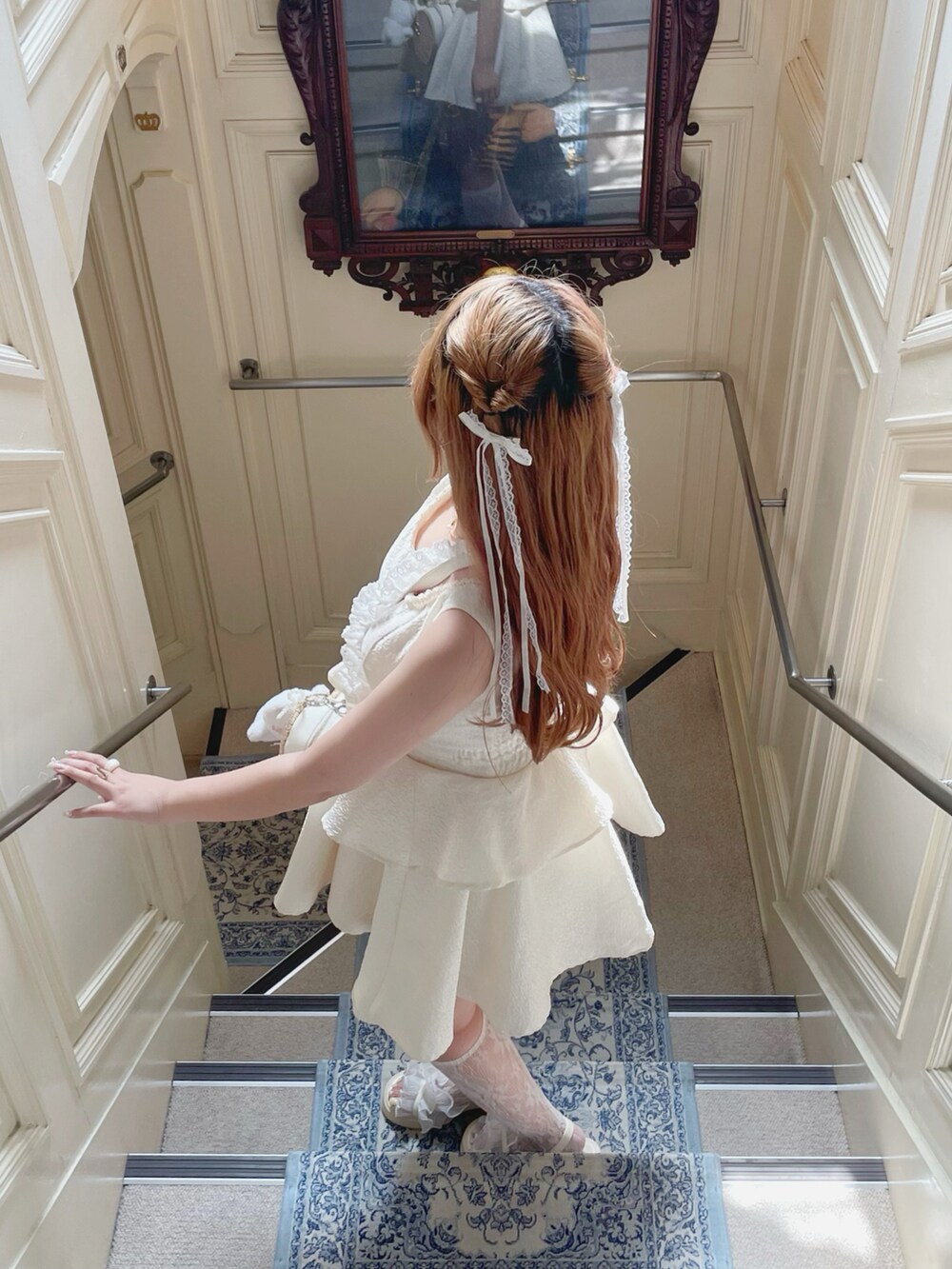 ホワイト系のサンダル、ホワイト系のワンピース、ベージュ系のショルダーバッグを着用したレディースの秋コーディネートの3枚目の写真