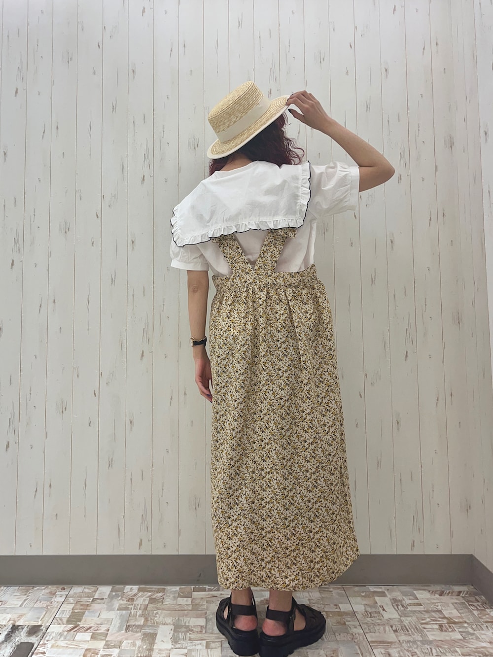 「休日コーデ、夏コーデ、レトロ、花柄、ジャンパースカート、セーラーカラー、ブラウス、レイヤードスタイル、カンカン帽、グルカサンダル、低身長、プチプラ、エヘカソポ、ehka sopo」｜「ehka sopoのボリュームグルカサンダル（サンダル、ブラウン系）」を使った、kaniさん（レディース・155cm）の夏コーディネートの2枚目の写真