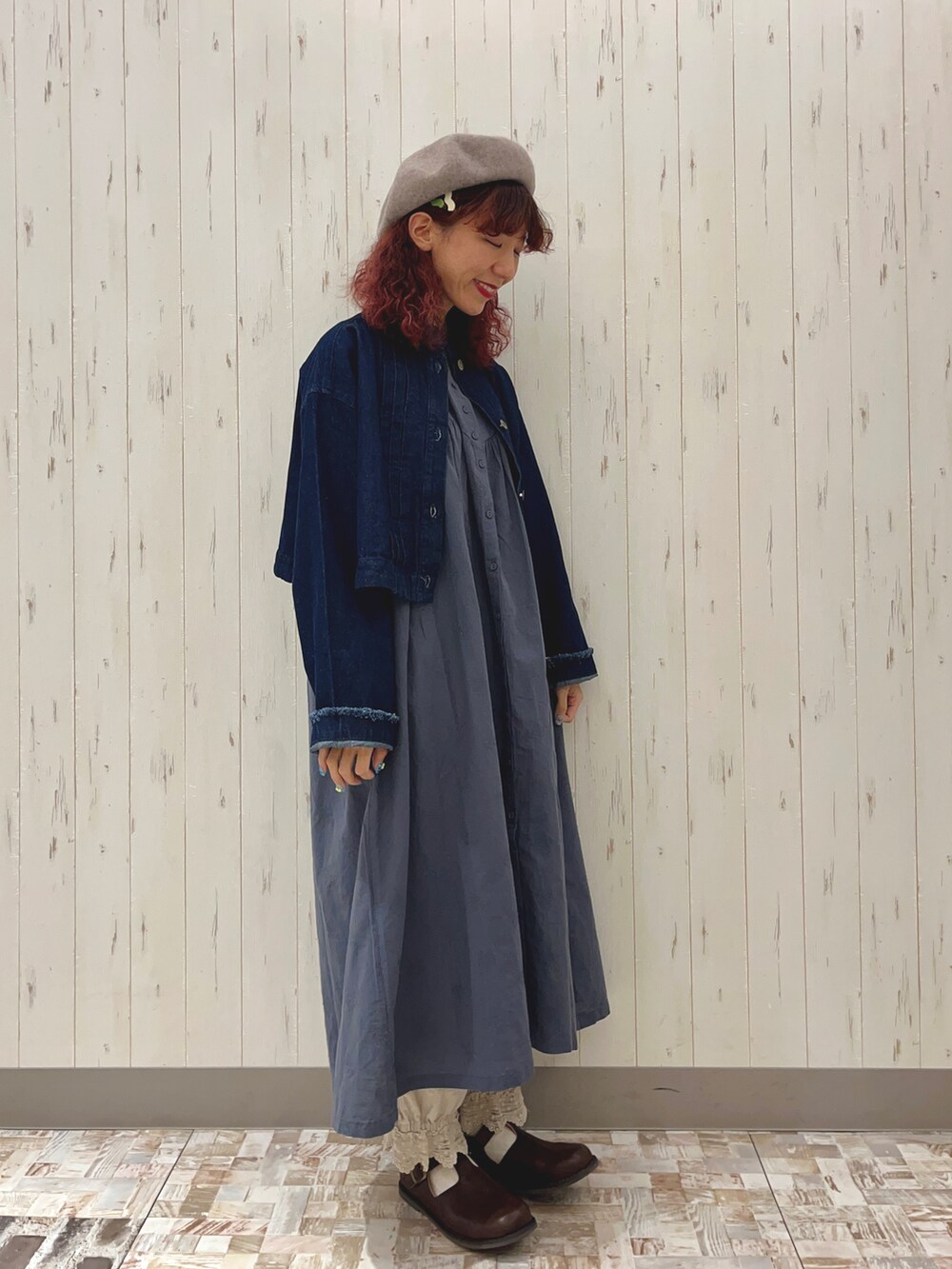「着回しコーデ、デニムジャケット、Gジャン、レイヤードスタイル、ベレー帽、ワンピース、ロングワンピース、秋コーデ、秋服、Tストラップシューズ、低身長、秋先取りコーデ、サマンサ モスモス(Samansa Mos2)、Samansa Mos2、SM2」｜「Samansa Mos2のフラワー柄総刺繍ワンピース（ワンピース、ブルー系）」を使った、kaniさん（レディース・155cm）の夏コーディネートの2枚目の写真
