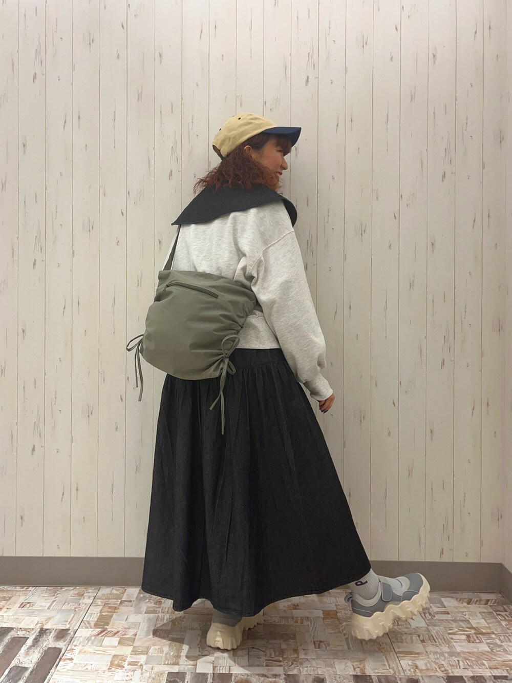 「秋服準備はじめました、秋コーデ、レイヤードスタイル、スウェット、ショルダーバッグ、デニム、セットアップ、スニーカー、ダッドスニーカー、キャップ、カジュアル、エヘカソポ、ehka sopo」｜「ehka sopoのオープンダッドスニーカー（スニーカー、グレー系）」を使った、kaniさん（レディース・155cm）の夏コーディネートの2枚目の写真