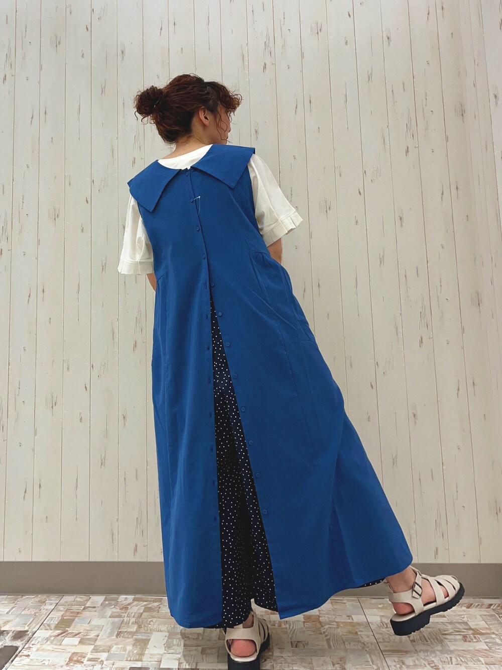 「お出かけコーデ日記、休日スタイル、ワンピース、ジャンパースカート、レイヤードスタイル、グルカサンダル、カコバッグ、夏コーデ、セーラーカラー、低身長、パンツスタイル、ドット柄、サマンサ モスモス(Samansa Mos2)、SM2、Samansa Mos2」｜「Samansa Mos2の◎ビッグ襟前後着ノースリワンピース（ワンピース、ブルー系）」を使った、kaniさん（レディース・155cm）の春コーディネートの2枚目の写真