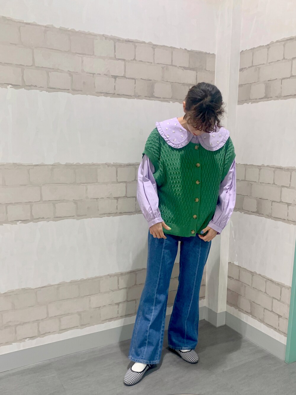「春服、低身長コーデ、オトナカジュアル、ビッグカラー、パープル、グリーン、デニムパンツ、デニムジャケット、セットアップ、ニットベスト、ベスト、カンフーシューズ、エヘカソポ、ehka sopo、カジュアルコーデ」｜「ehka sopoのレースアップデニムパンツ（デニムパンツ、ブルー系）」を使った、kaniさん（レディース・155cm）の冬コーディネートの2枚目の写真