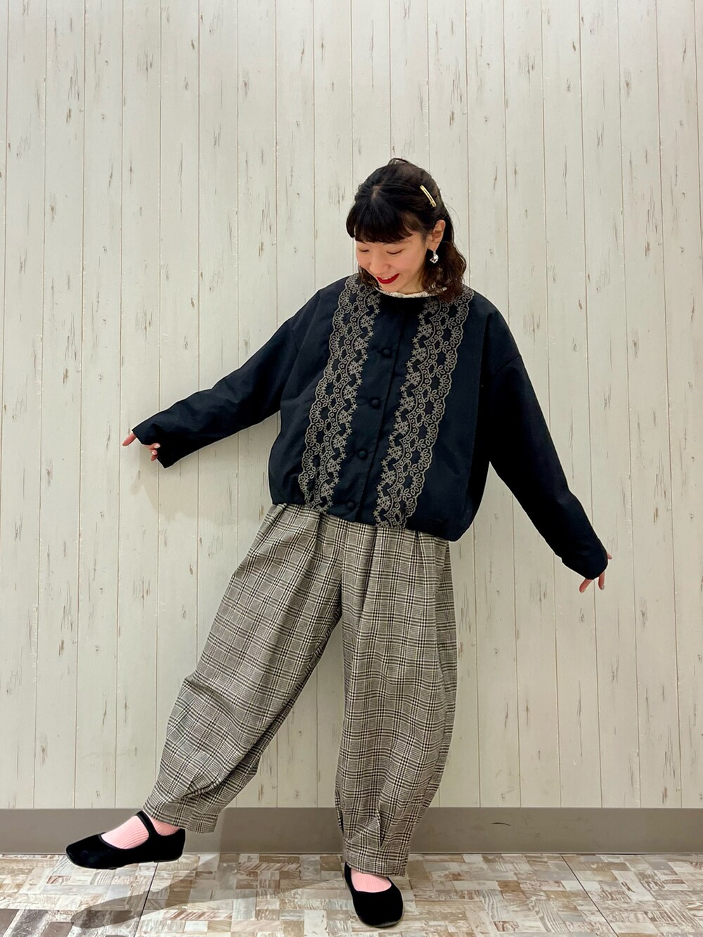 「双子コーデ、冬コーデ、テーパードパンツ、パンツスタイル、春コーデ、チェック、刺繍、中綿ジャケット、低身長、ゆったりコーデ、レイヤードスタイル、サマンサ モスモス(Samansa Mos2)、SM2、おそろいコーデ、ワントーンコーデ」|「Samansa Mos2のスタンド襟レースブラウス(シャツ/ブラウス、ホワイト系)」を使った、kaniさん(レディース・155cm)の冬コーディネートの2枚目の写真