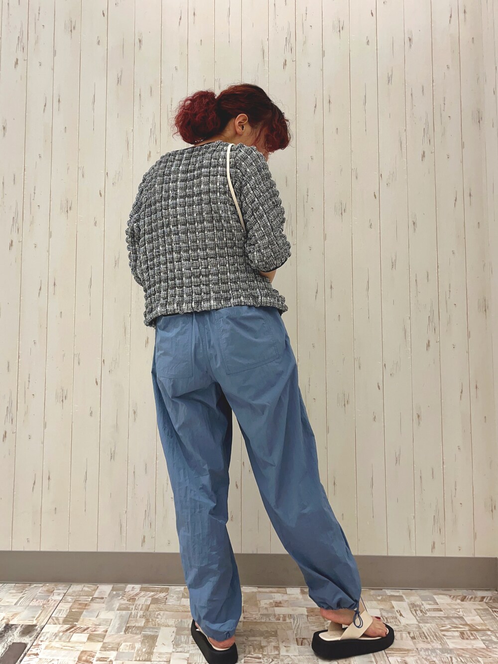 「夏服、秋コーデ、ナイロンパンツ、トレンド、プチプラ、低身長、カラーパンツ、ブルー、ブラック、クリアバッグ、秋服準備はじめました、おでかけコーデ、エヘカソポ、ehka sopo」｜「ehka sopoのボリュームトングサンダル（サンダル、ホワイト系）」を使った、kaniさん（レディース・155cm）の夏コーディネートの2枚目の写真