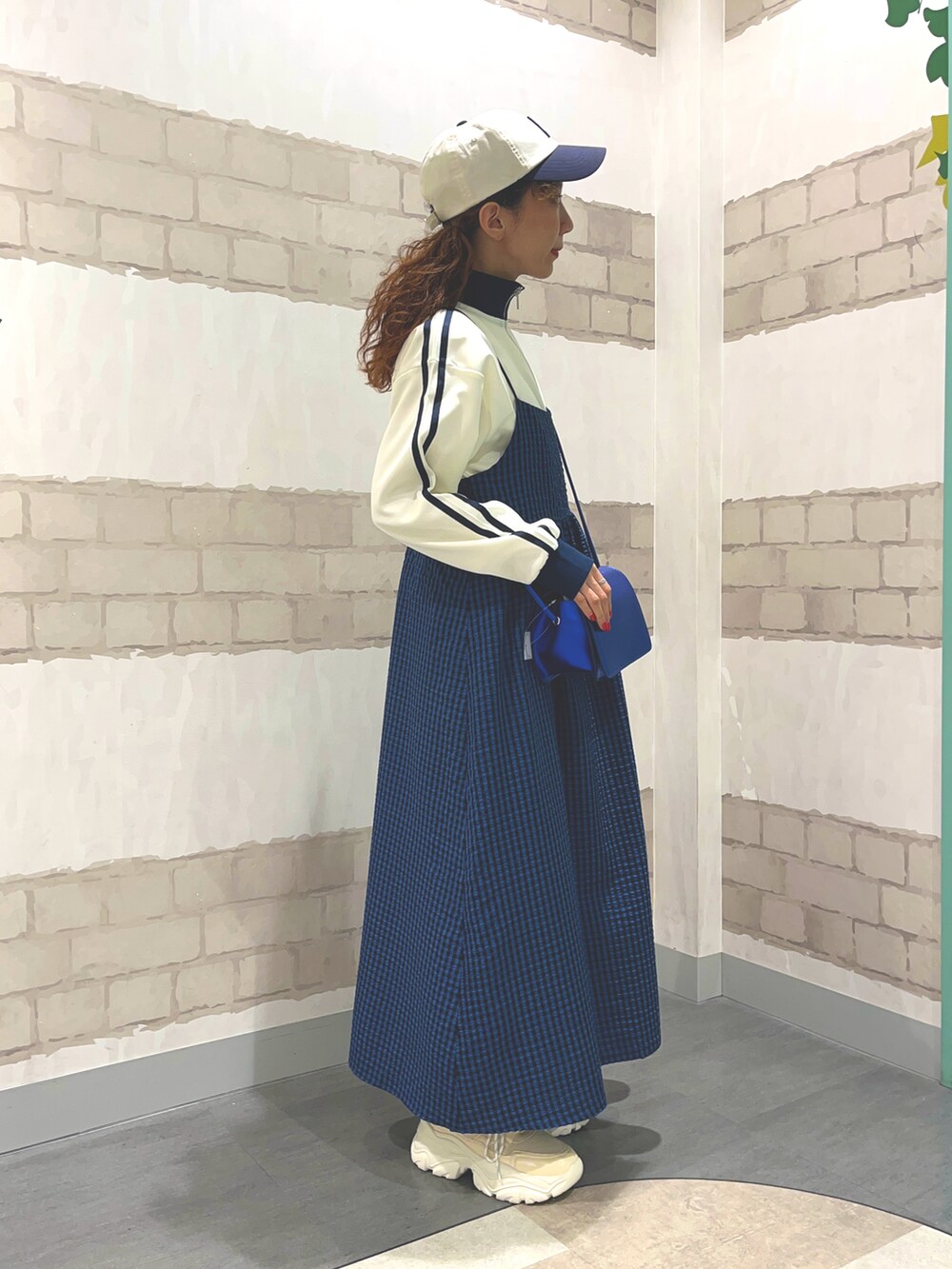 「ehka sopoのギンガムチェックキャミワンピース（ワンピース、ブルー系）」を使った、kaniさん（レディース・155cm）の春コーディネートの2枚目の写真