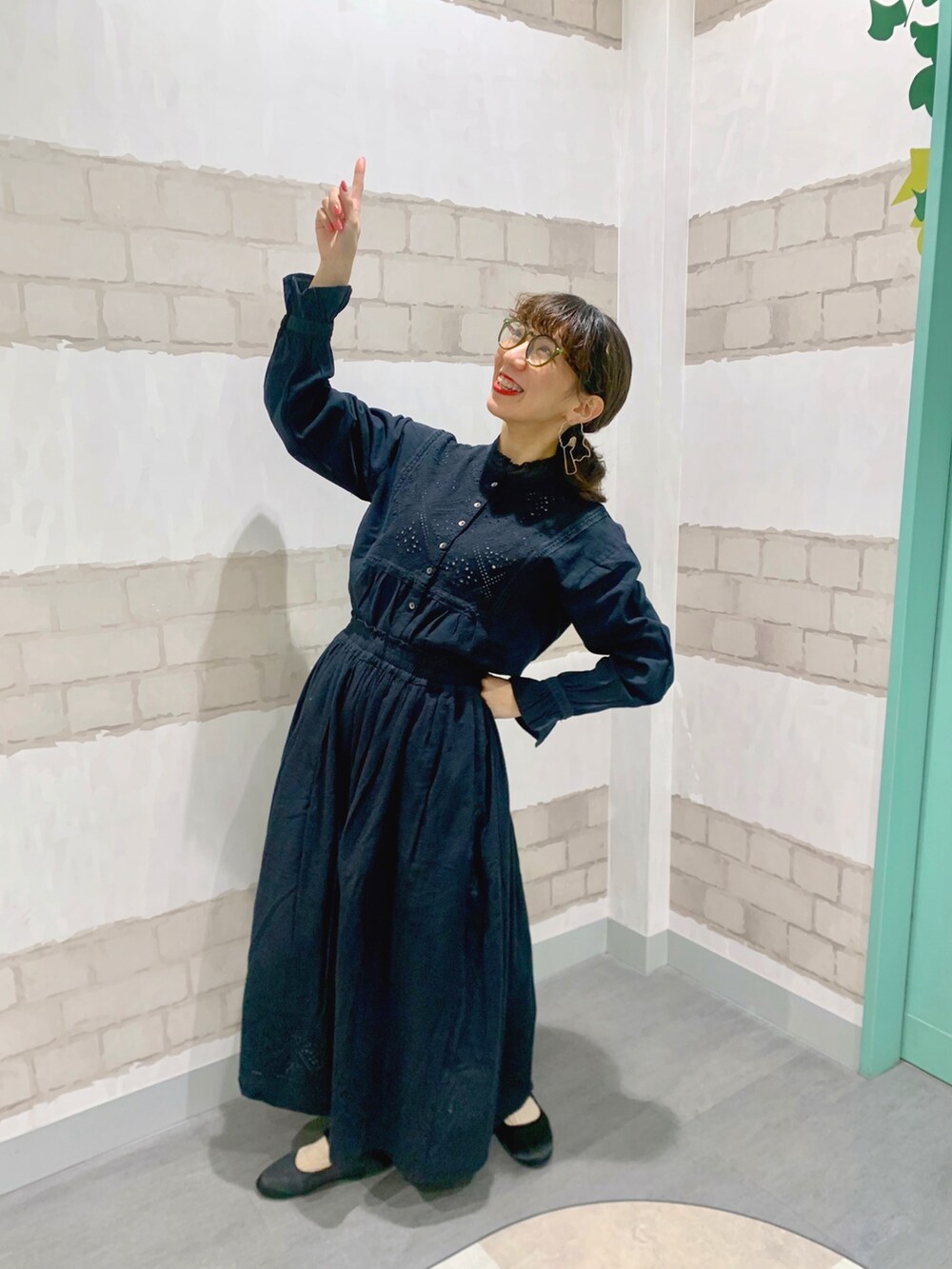 ブラック系のその他シューズ、ピンク系のトレンチコート、グリーン系のTシャツ/カットソーを着用したレディースの春コーディネートの2枚目の写真