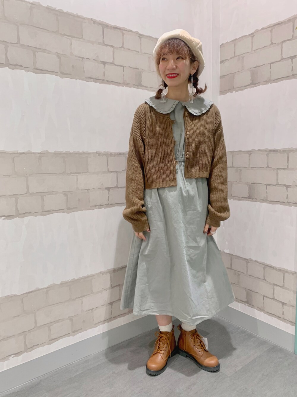 「カーディガン、ワンピース、ベスト、ショートブーツ、ブラウン、ミント、低身長、ehka sopo、着回しコーデ、淡色コーデ、エヘカソポ、かぎ針編みニット、秋冬コーデ、パイピングコート、たかあしあかりちゃん」｜「ehka sopoのパッチワークベレー（ハンチング/ベレー帽、ホワイト系）」を使った、kaniさん（レディース・155cm）の秋コーディネートの4枚目の写真