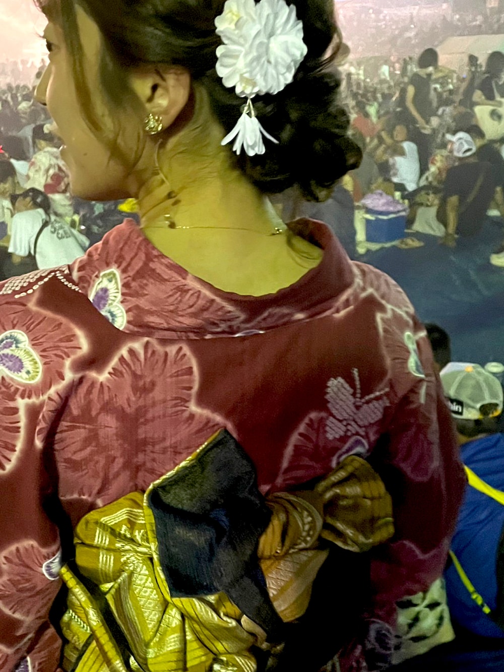 ゴールド系のイヤリング、ゴールド系のネックレスを着用したレディースの秋コーディネートの2枚目の写真