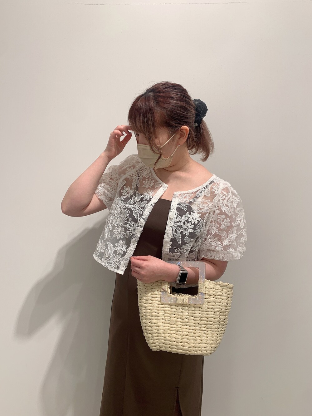 ホワイト系のシャツ/ブラウス、ブラウン系のワンピース、ホワイト系のサンダルを着用したレディースの夏コーディネートの3枚目の写真