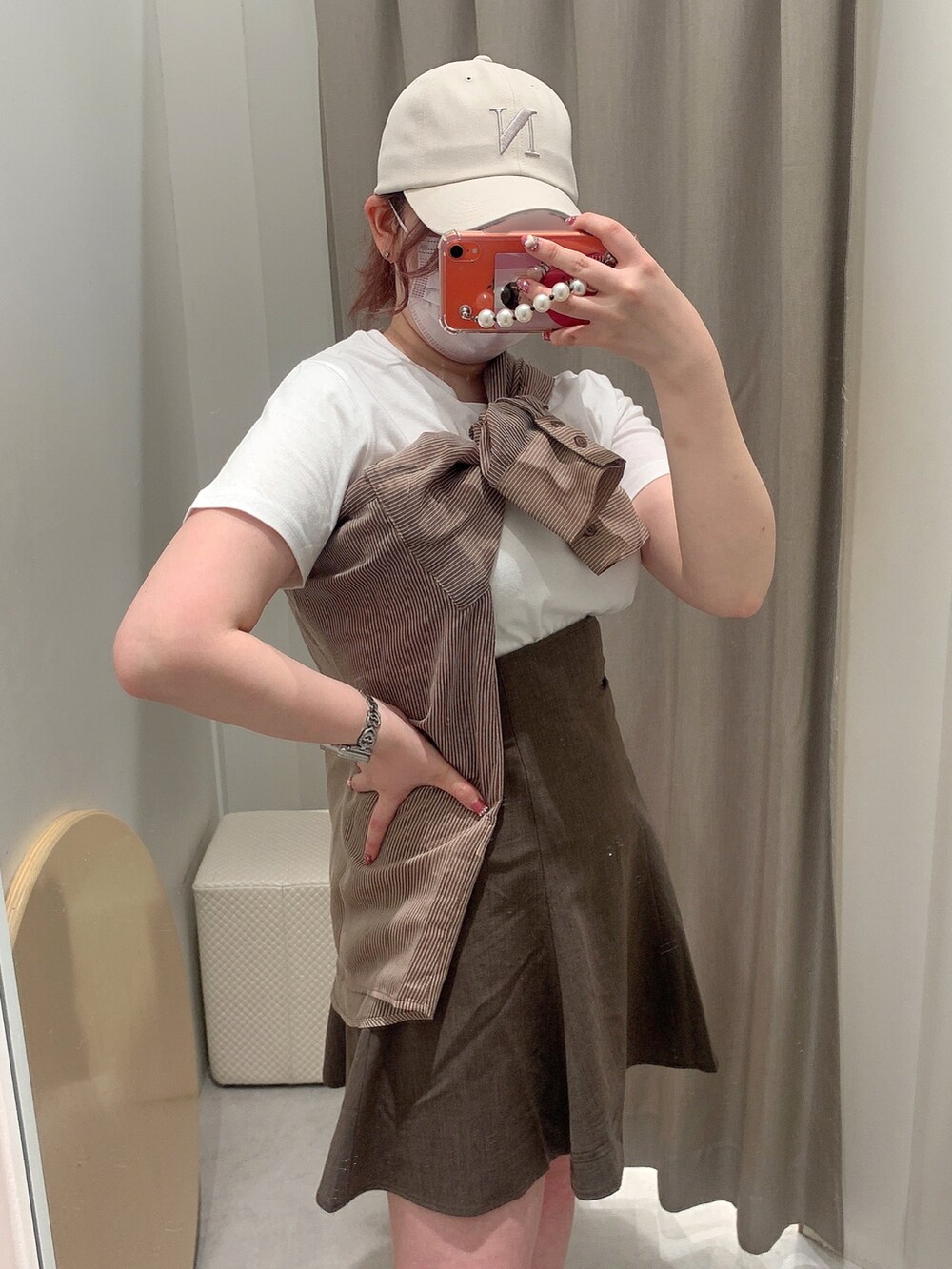 ホワイト系のTシャツ/カットソー、ブラウン系のシャツ/ブラウス、ブラウン系のスカートを着用したレディースの夏コーディネートの2枚目の写真